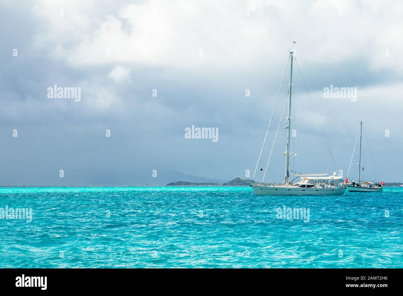 Türkisfarbenes Meer und verankerte Yachten, Tobago Cays, Saint Vincent und die Grenadinen, karibisches Meer Stockfoto