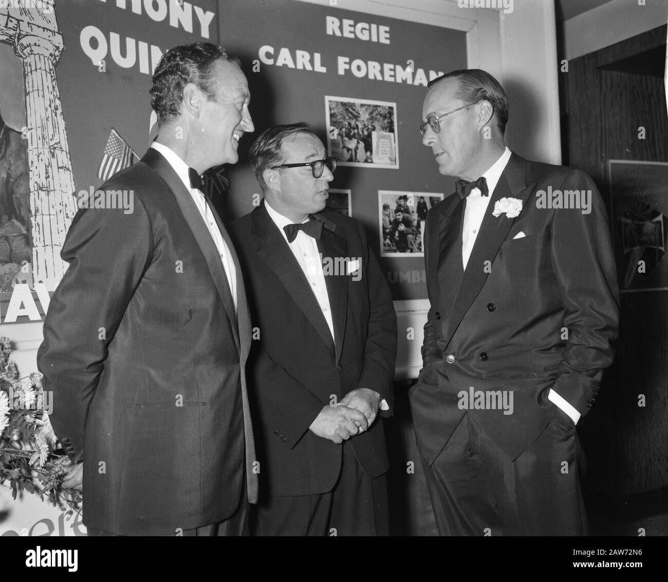 Prinz Bernhard nimmt an der Gala-Vorführung des Films The Guns of Navarone in Teil. David Niven (links), Carl Foreman (Drehbuch) und Prinz Bernhard Datum: 6. Oktober 1961 Schlagwörter: Schauspieler, Theater, Filme, Filmstars, Royals, Princes Person Name: Bernhard (Prinz Niederlande), Foreman Carl, Niven, David Stockfoto