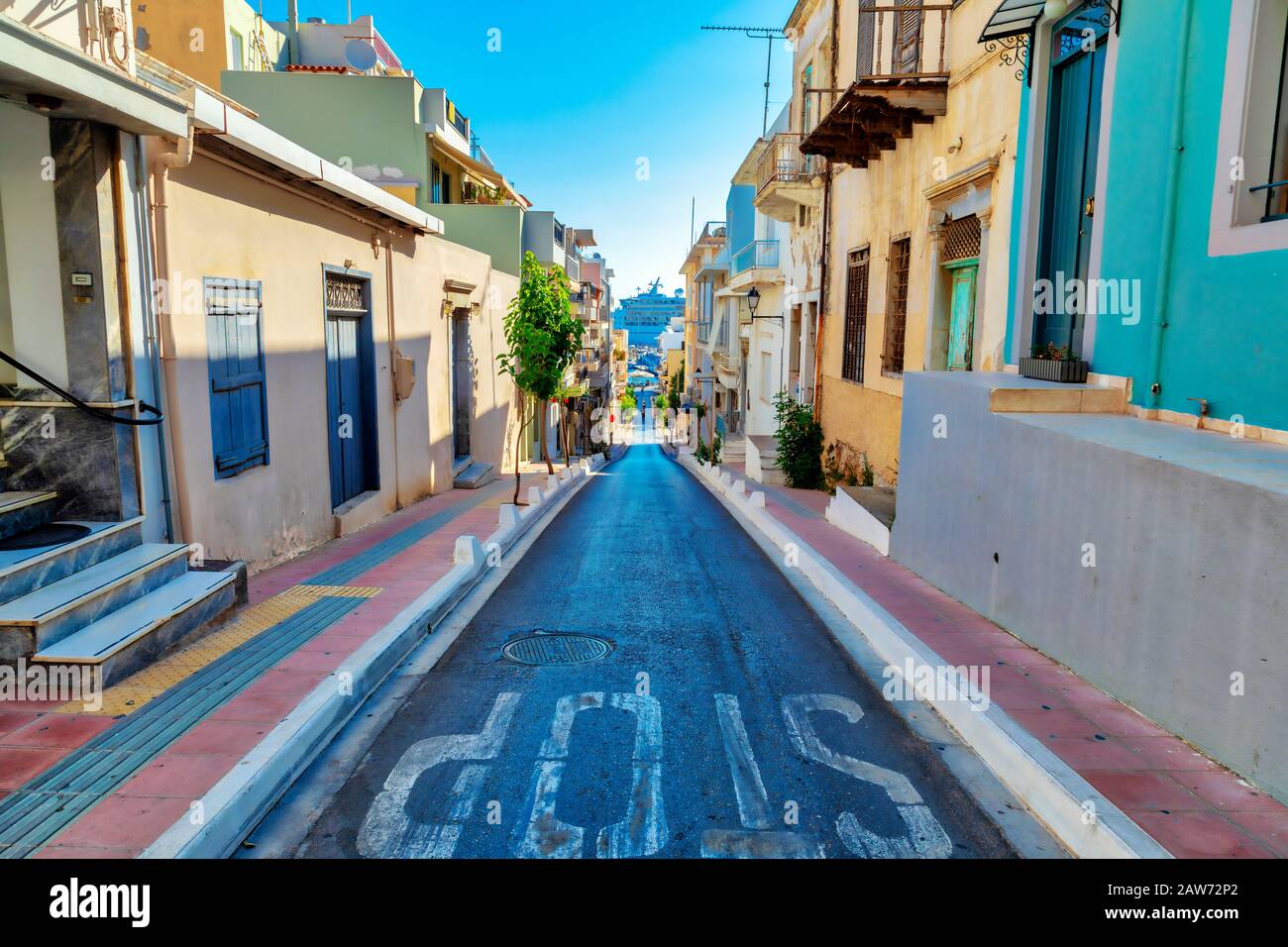 Blick auf die Straßen von Agios Nikolaos am Morgen. Malerische Stadt der Insel Crete, Griechenland. Bild Stockfoto