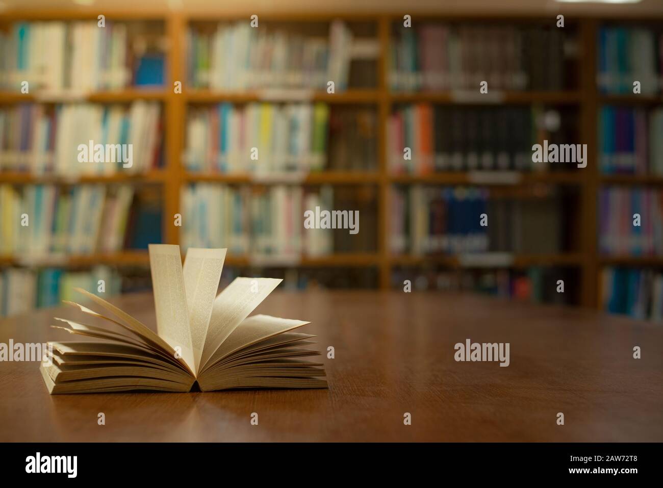 Altes offenes Buch auf dem Tisch ein Bücherregal für das akademische Bildungskonzept. Stockfoto