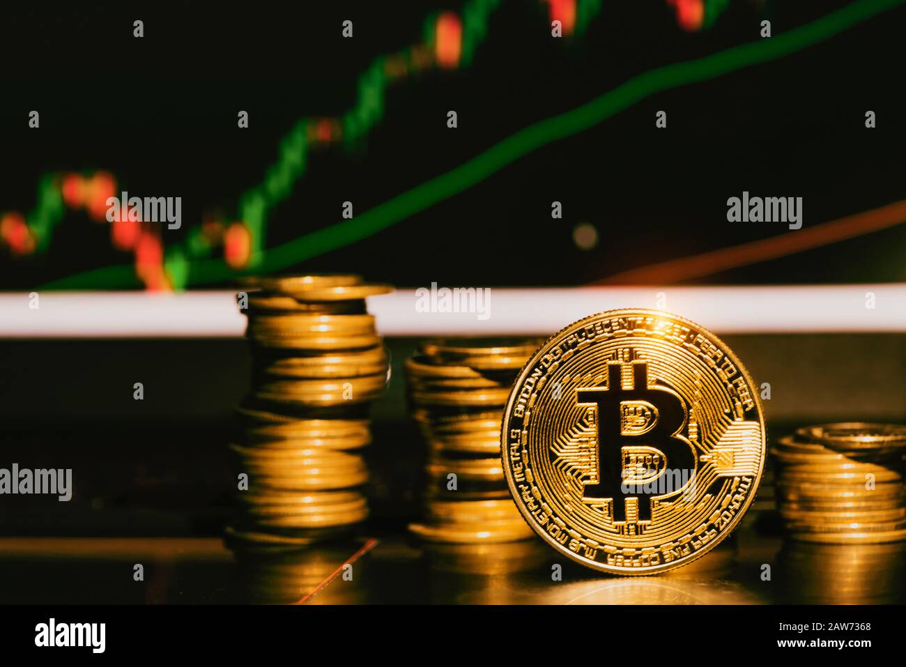 Konzept für das finanzielle Wachstum mit goldener Bitcoins Leiter im Hintergrund der Aktiendiagramme. Virtuelles Kryptokurrency-Konzept. Stockfoto