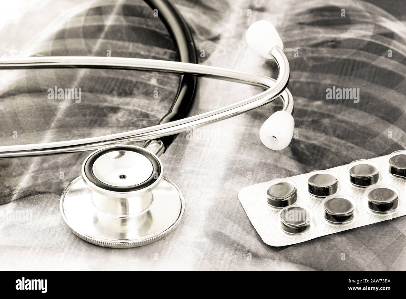 Lungenentzündung Virus Stethoskop Medizin Lungenaufnahme mit Pillen Stockfoto
