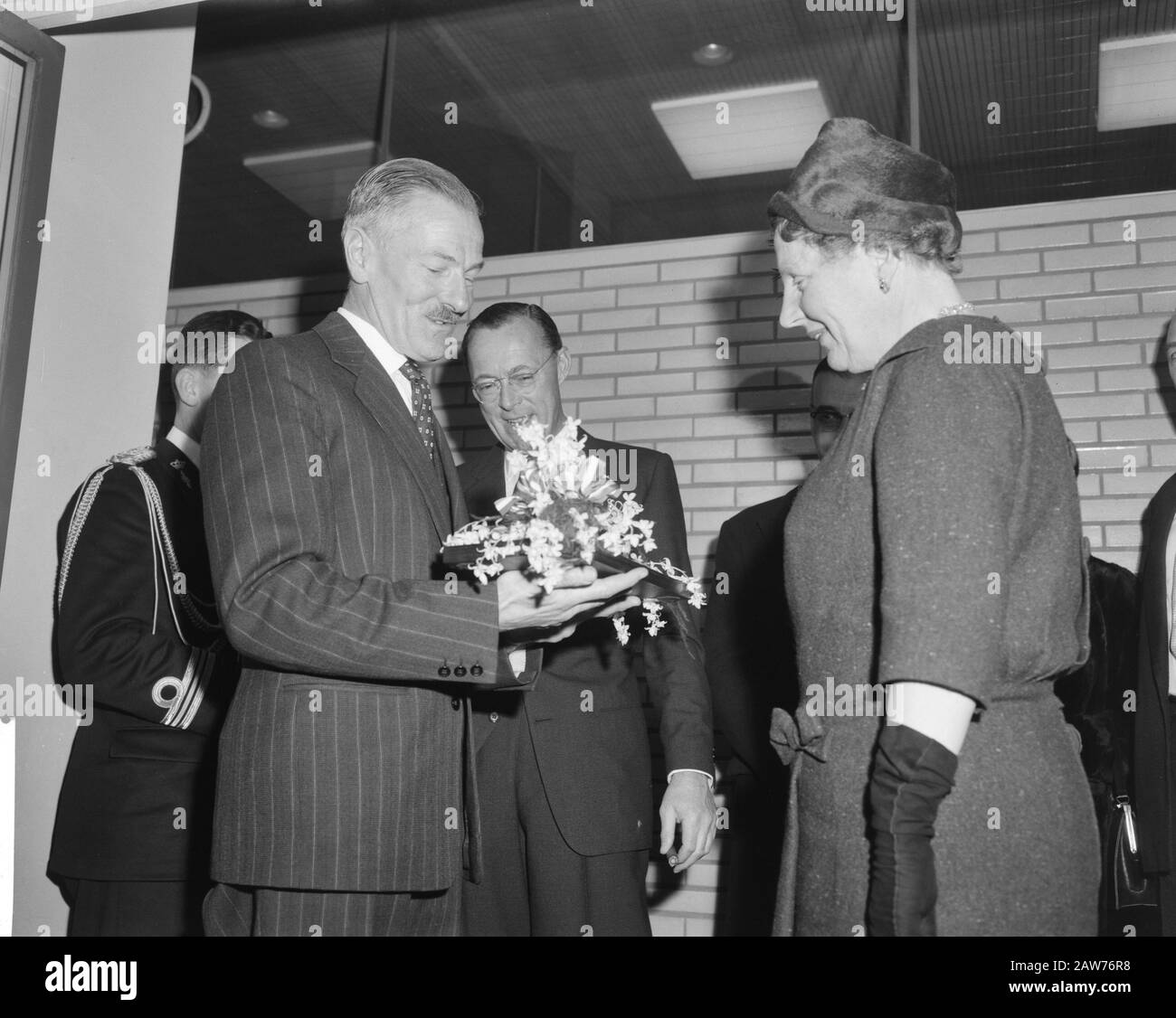 Royal Couple besuchen Unternehmen. Preisgünstiges TUG-Modell. Queen erhält Blumen angeboten Datum: 1. Februar 1962 Schlüsselwörter: Blumen, FIRMEN, Angebote, Königinnen Personenname: Billig Stockfoto