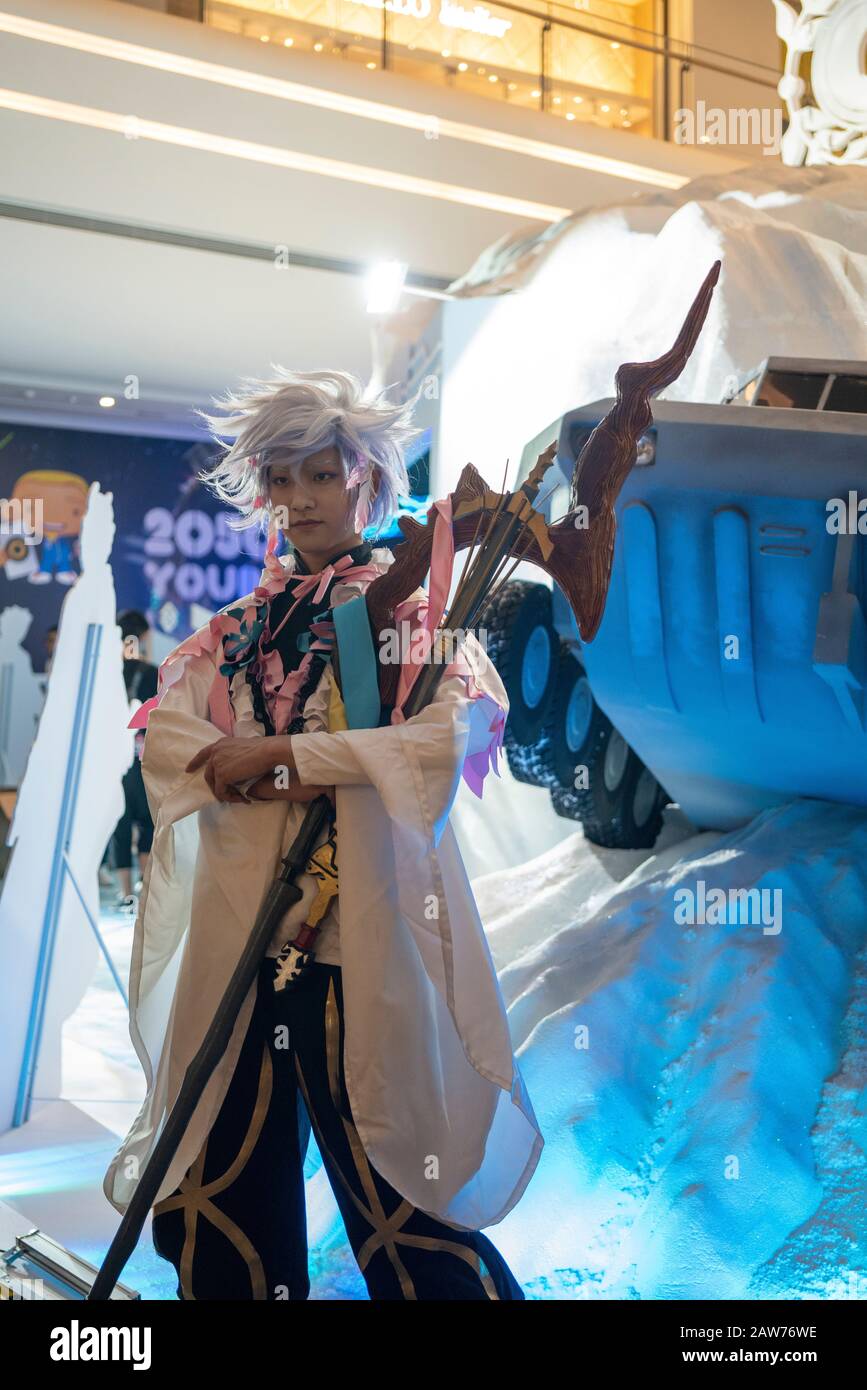 Shenzhen, China, April 2019. Merlin-Cosplayer auf der Sony Expo 2019. Merlin bedeutet das Magus der Blumen. Der Scham des Paradieses. Es ist eine Caster-Klasse Stockfoto