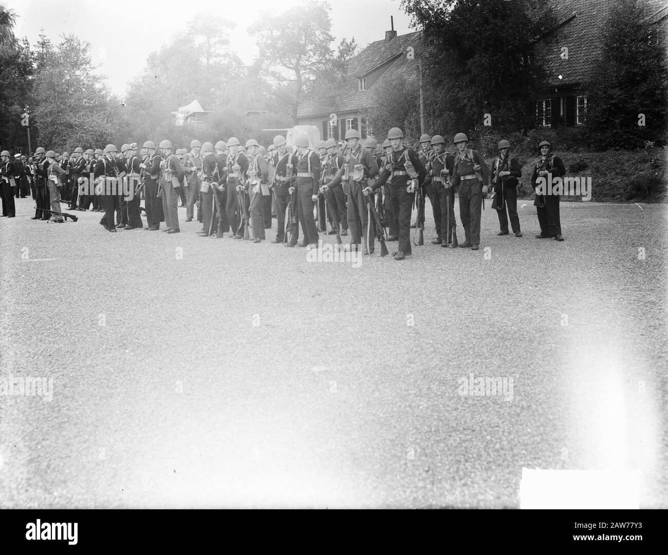 MOC Hilversum. Matrosen mit Gewehren und Helmen Datum: 23. September 1948 Ort: Hilversum Schlagwörter: Gewehre, Helme, Matrosen Stockfoto