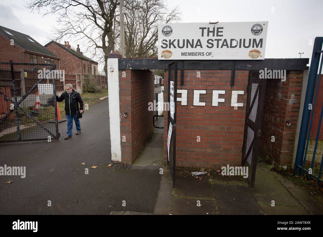 Ein Vereinsfunktionär, der vor Atherton Collieries am Eingang wartete, spielte Boston United in der dritten Qualifikationsrunde der FA-Trophäe im Skuna-Stadion. Der Heimatverein wurde im Jahr 1916 gegründet und hatte sich drei Aktionen in fünf Saisonspielen in der Premier League Premier Division Nord gesichert. Dies war der weiteste, den sie in der FA-Trophäe erzielt hatten und besiegte ihre Rivalen aus der National League North mit 1:0, Mike Brewster erzielte einen späten Sieger, der von einer Menge von 303 Zuschauern gesehen wurde. Stockfoto