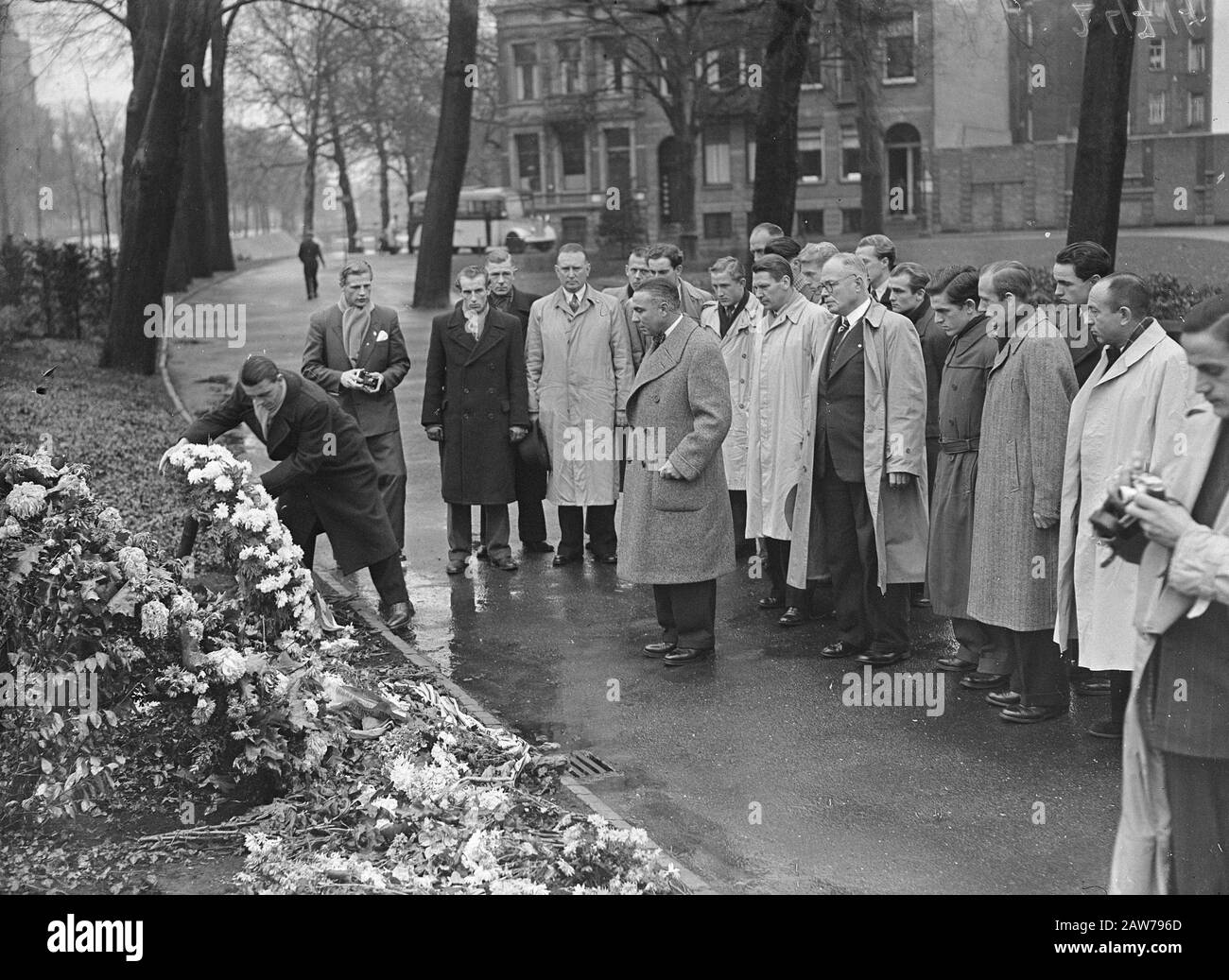 Kranzniederlegung durch Kopenhagener Fußballer. Weteringsplantsoen Anmerkung: Spieler Boldklubben Kopenhagen, der in den Niederlanden eine Reihe von Freundschaften spielte, darunter Ajax und Neptunus Rotterdam Datum: 22. November 1947 Ort: Amsterdam Schlüsselwörter: Kränzlegen, Fußball Stockfoto