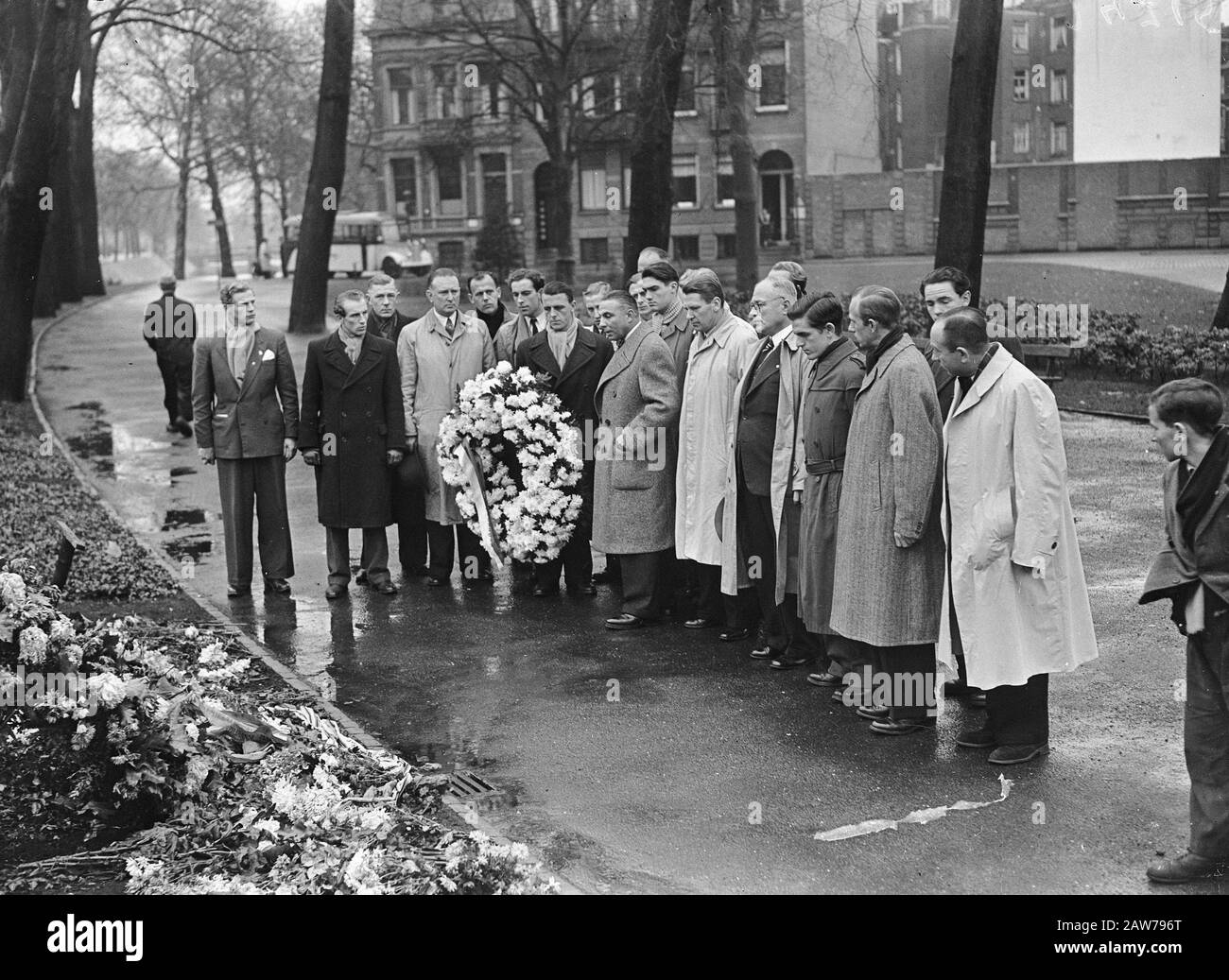 Kranzniederlegung durch Kopenhagener Fußballer. Weteringsplantsoen Anmerkung: Spieler Boldklubben Kopenhagen, der in den Niederlanden eine Reihe von Freundschaften spielte, darunter Ajax und Neptunus Rotterdam Datum: 22. November 1947 Ort: Amsterdam Schlüsselwörter: Kränzlegen, Fußball Stockfoto