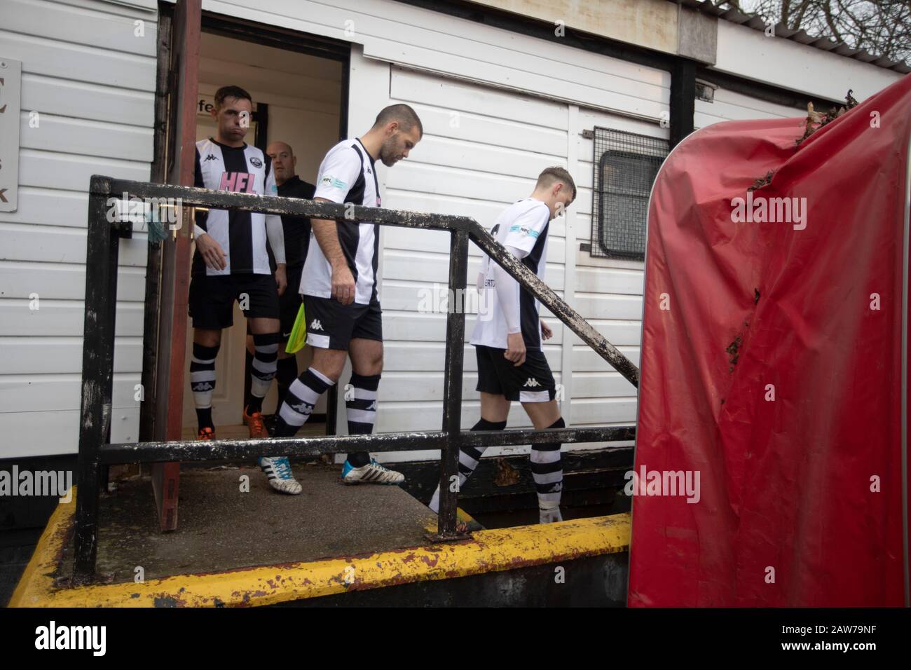 Die Heimspieler, die aus ihrer Umkleidekabine kamen, bevor Atherton Collieries Boston United in der dritten Qualifikationsrunde der FA-Trophäe im Skuna-Stadion spielte. Der Heimatverein wurde im Jahr 1916 gegründet und hatte sich drei Aktionen in fünf Saisonspielen in der Premier League Premier Division Nord gesichert. Dies war der weiteste, den sie in der FA-Trophäe erzielt hatten und besiegte ihre Rivalen aus der National League North mit 1:0, Mike Brewster erzielte einen späten Sieger, der von einer Menge von 303 Zuschauern gesehen wurde. Stockfoto