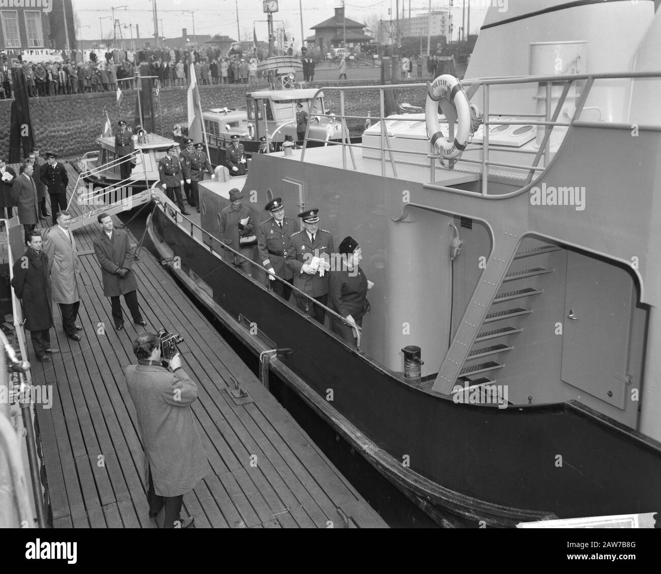 Königin Juliana besucht die Stadtpolizei von Rotterdam Datum: 10. April 1962 Ort: Rotterdam, South Holland Schlüsselwörter: Queens, Cops, Schiffe Personenname: Juliana (Königin Niederlande) Stockfoto