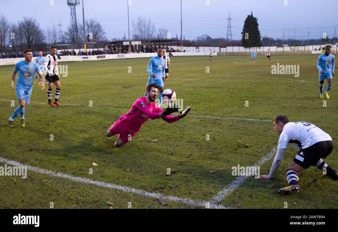 Zweite Halbzeit als Atherton Collieries Boston United (blau) in der dritten Qualifikationsrunde der FA-Trophäe im Skuna-Stadion spielte. Der Heimatverein wurde im Jahr 1916 gegründet und hatte sich drei Aktionen in fünf Saisonspielen in der Premier League Premier Division Nord gesichert. Dies war der weiteste, den sie in der FA-Trophäe erzielt hatten und besiegte ihre Rivalen aus der National League North mit 1:0, Mike Brewster erzielte einen späten Sieger, der von einer Menge von 303 Zuschauern gesehen wurde. Stockfoto