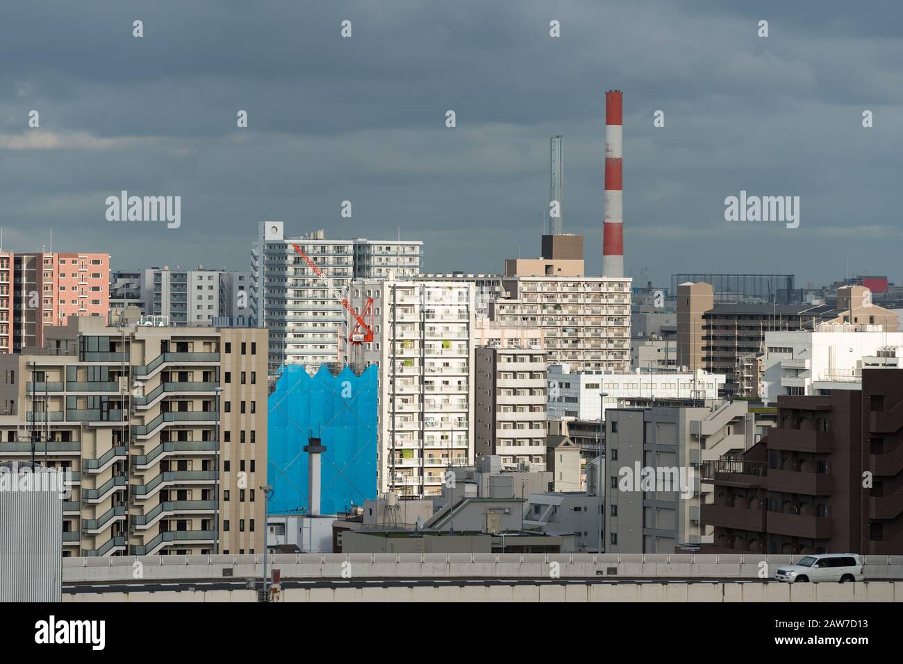 Luftbild des Tokioter Vororts Koto mit Wohn- und Bürogebäuden Stockfoto