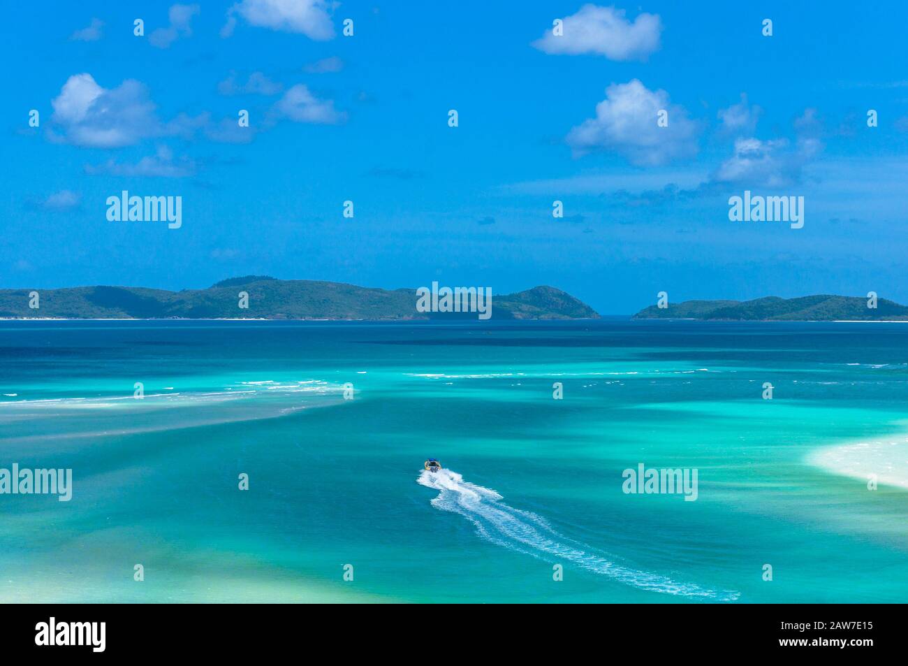 Luftansicht des Rafting-Bootes auf türkisblauem Wasser des tropischen Korallenriffs bei Ebbe Stockfoto