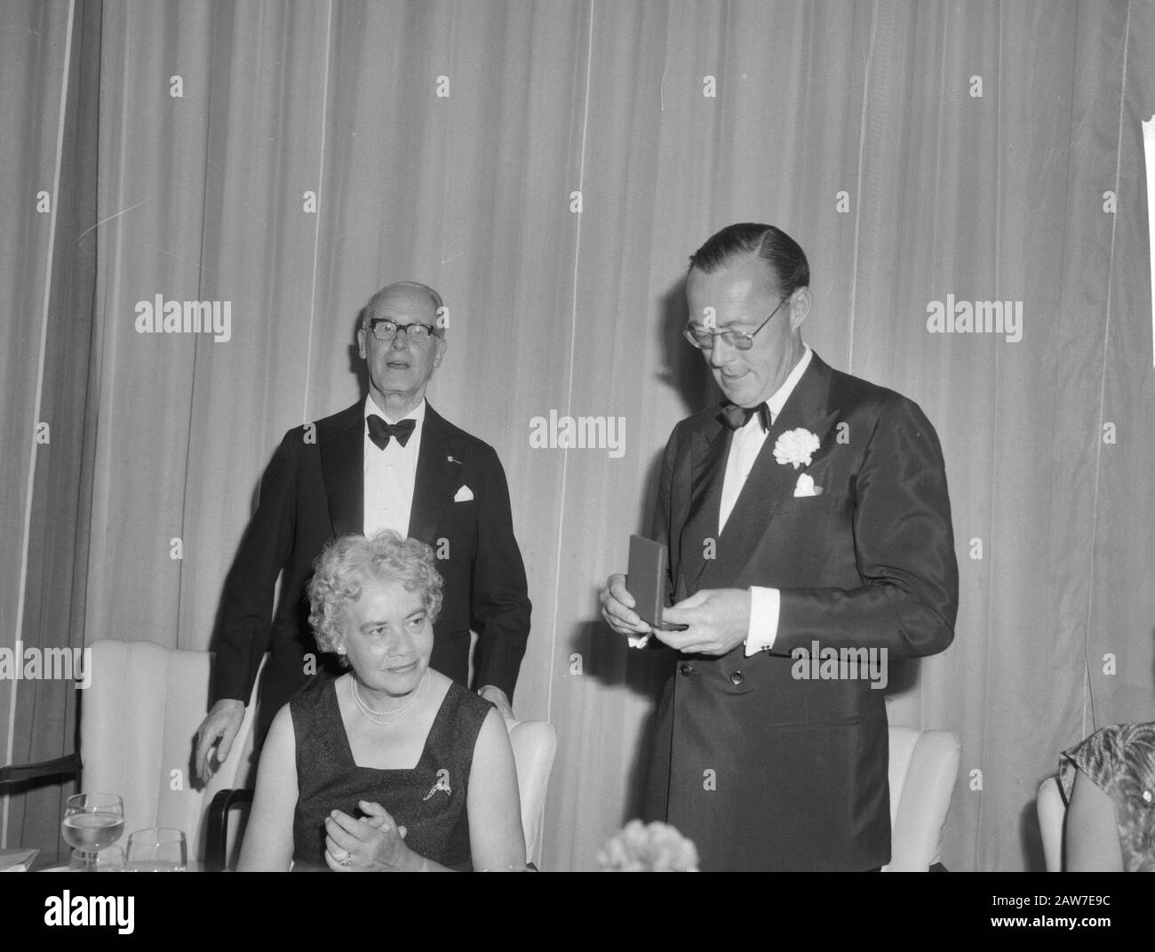 Royal Dutch Society Unsere Armee bietet Prinz Bernhard, Prinz Maurits Medaille. Esquire F. Beelaerts van Blokland, Frau Calmeyer Datum: 21. Juni 1962 Schlagwörter: Medaillen Personenname: Bernhard, Prinz Maurits, Fürst Stockfoto