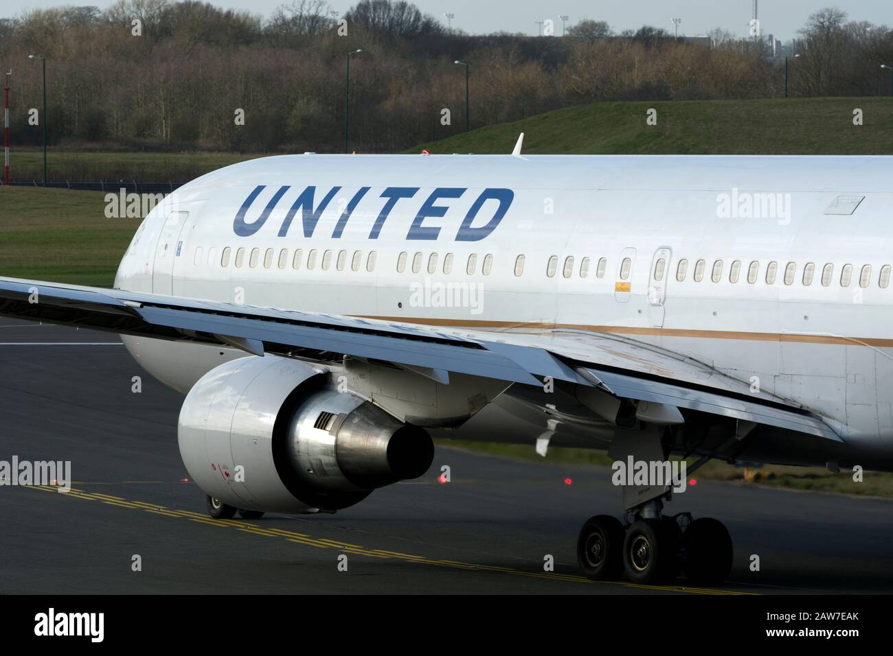 United Airlines Boeing 767-322 Taxiing am Flughafen Birmingham, Großbritannien (N671UA) Stockfoto