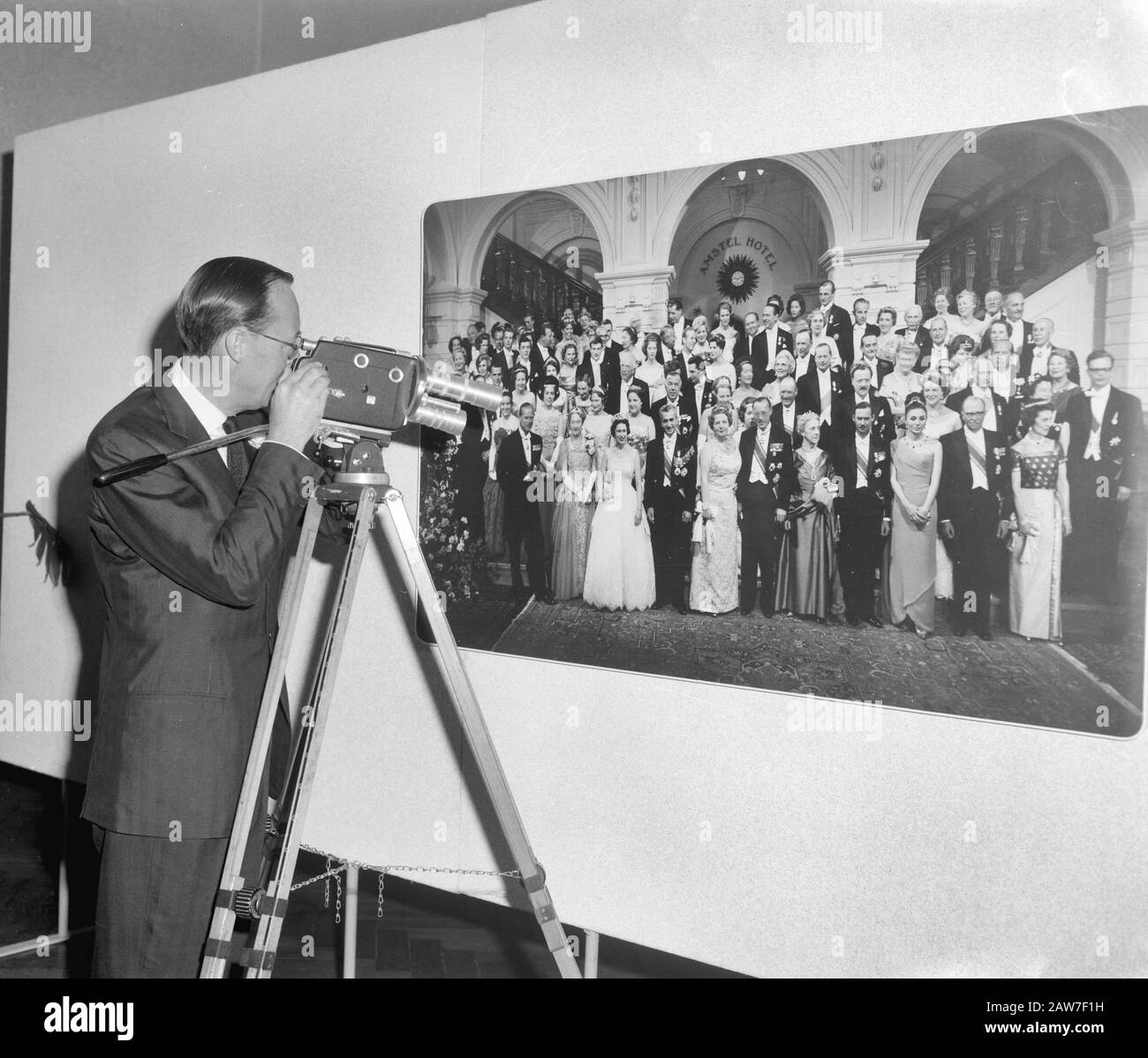 Prinz Bernhard eröffnet Ausstellung Farbfotos Hochzeitstermin: 10. Juli 1962 Schlagwörter: Fotos, Öffnungen, Ausstellungen Personenname: Bernhard, Fürst Stockfoto