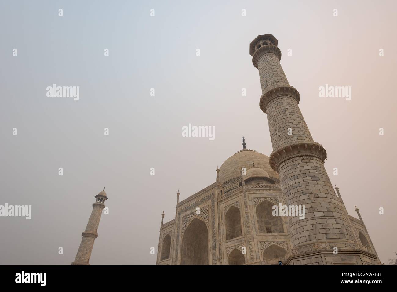 Blick auf das Taj Mahal in Agra, Indien, am übergiebelten Morgen mit Smog Stockfoto