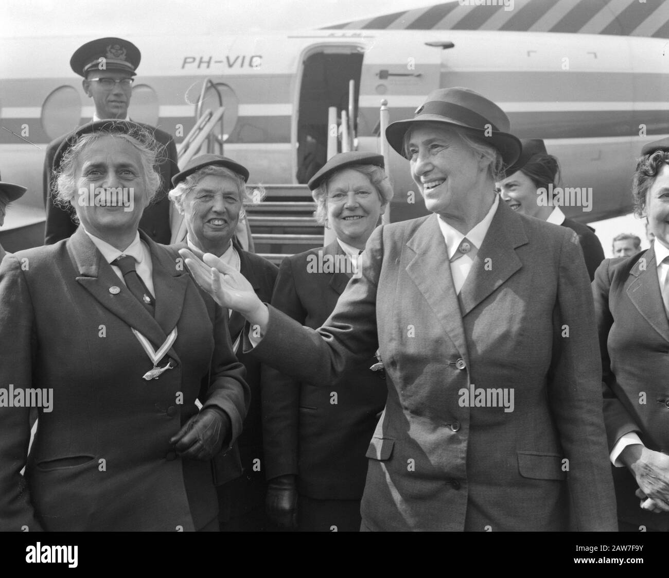 Lady Baden Powell Niederlande, Gruß an das Platfom von Pfadfindern (Esters) Datum: 9. August 1962 Stichwörter: PFADFINDER, Salutationen, Plattformen Personenname: Baden Powell, Lady Stockfoto