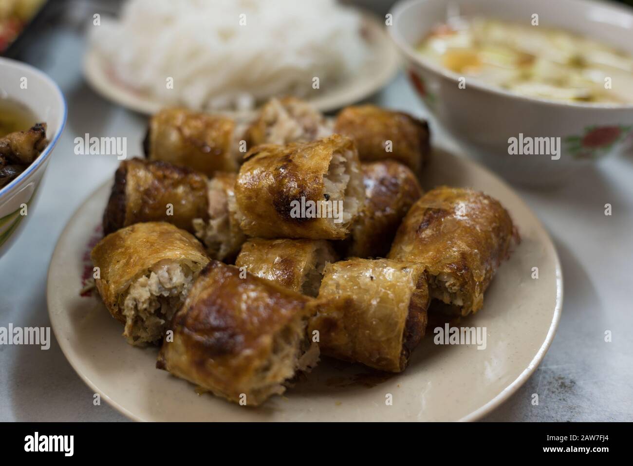 Traditionelle vietnamesische gebratene Springrollen auf einem Teller. Asiatischer Lebensmittelhintergrund. Selektiver Fokus, flacher Freiheitsgrad Stockfoto