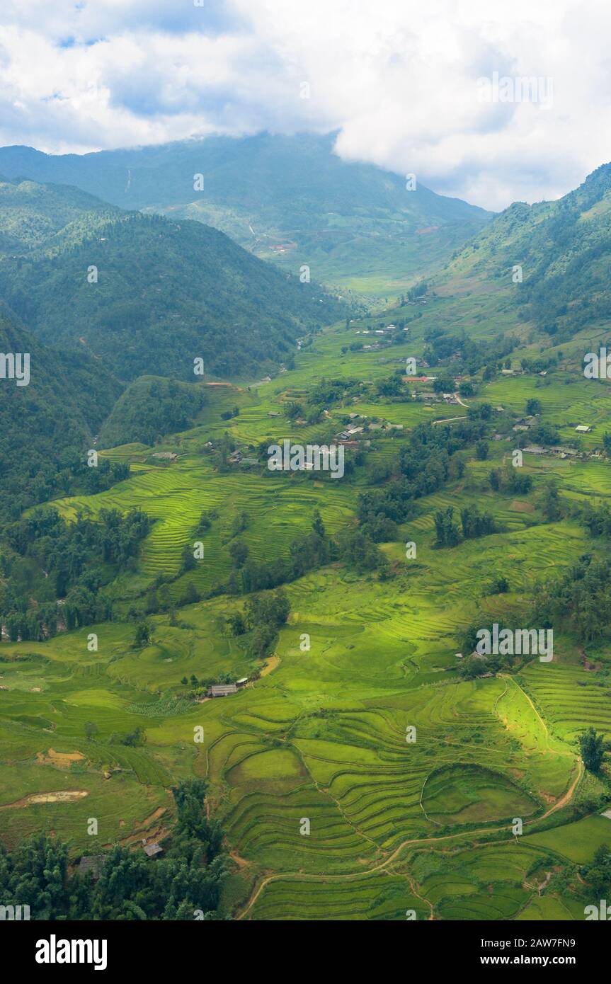 Schöne Bergtallandschaft von Reisterrassen in Asien. Reise- und Wanderlust Konzept Entdecken Sie die Weltnaturwunder in Vietnam Stockfoto