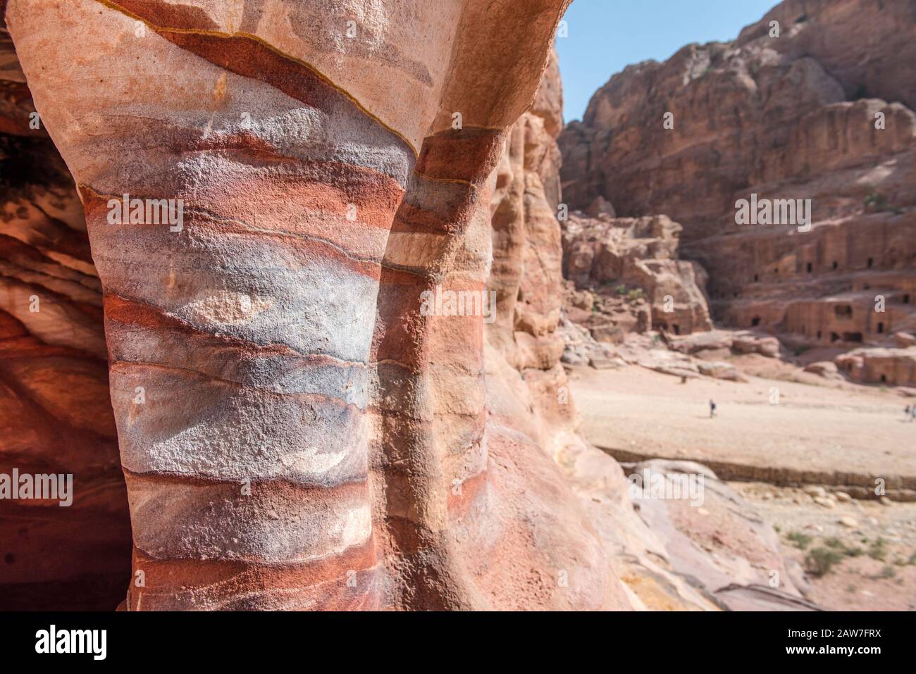 Eingang in einem Grab in Petra, Jordanien in bunt geschichteten Sandsteinfelsen gehauen Stockfoto