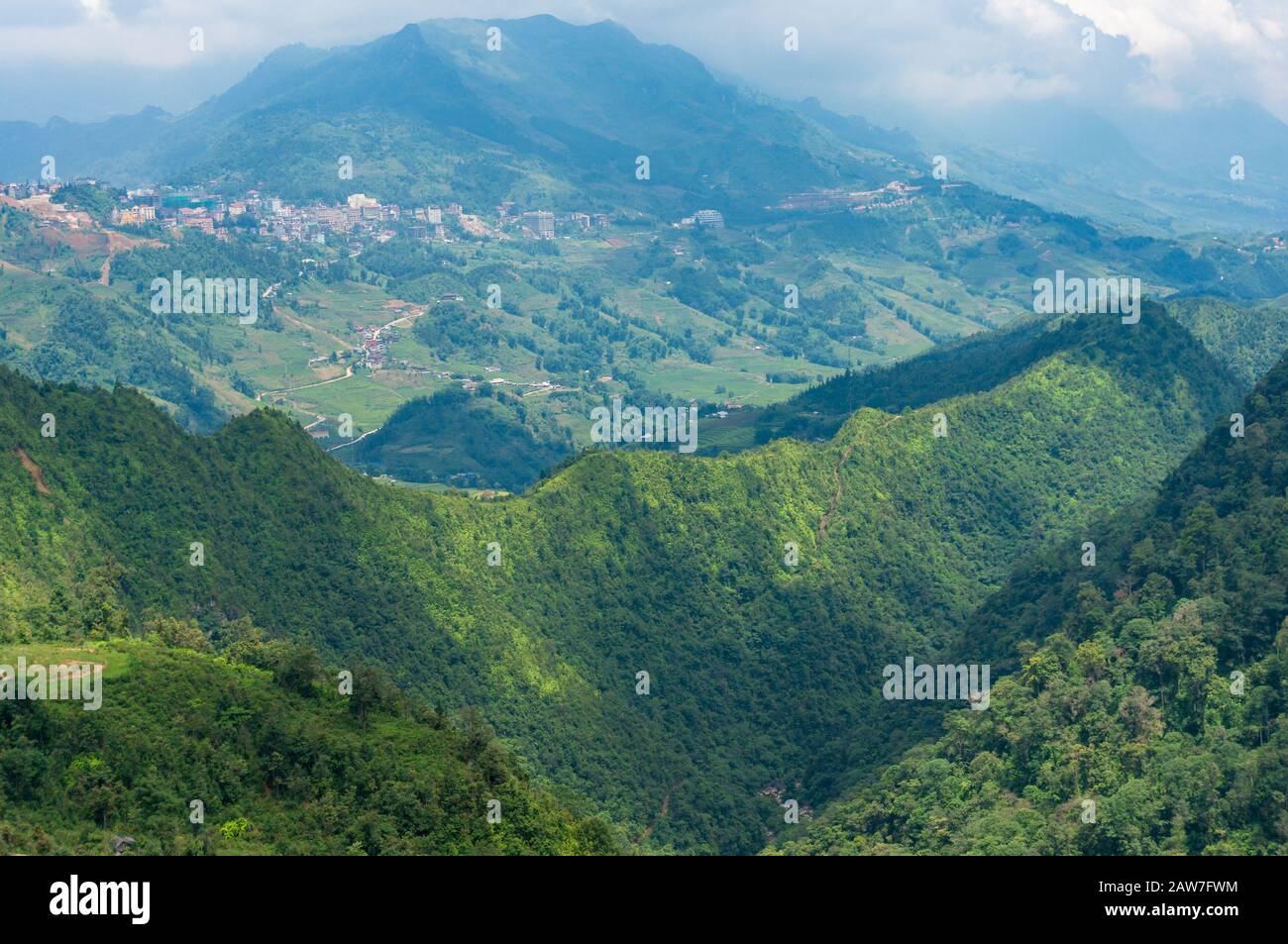 Panoramablick auf die Berggipfel in Vietnam. Bergkuppen mit Wald bedeckt. Natur grün Hintergrund Luftbild Berglandschaft Stockfoto