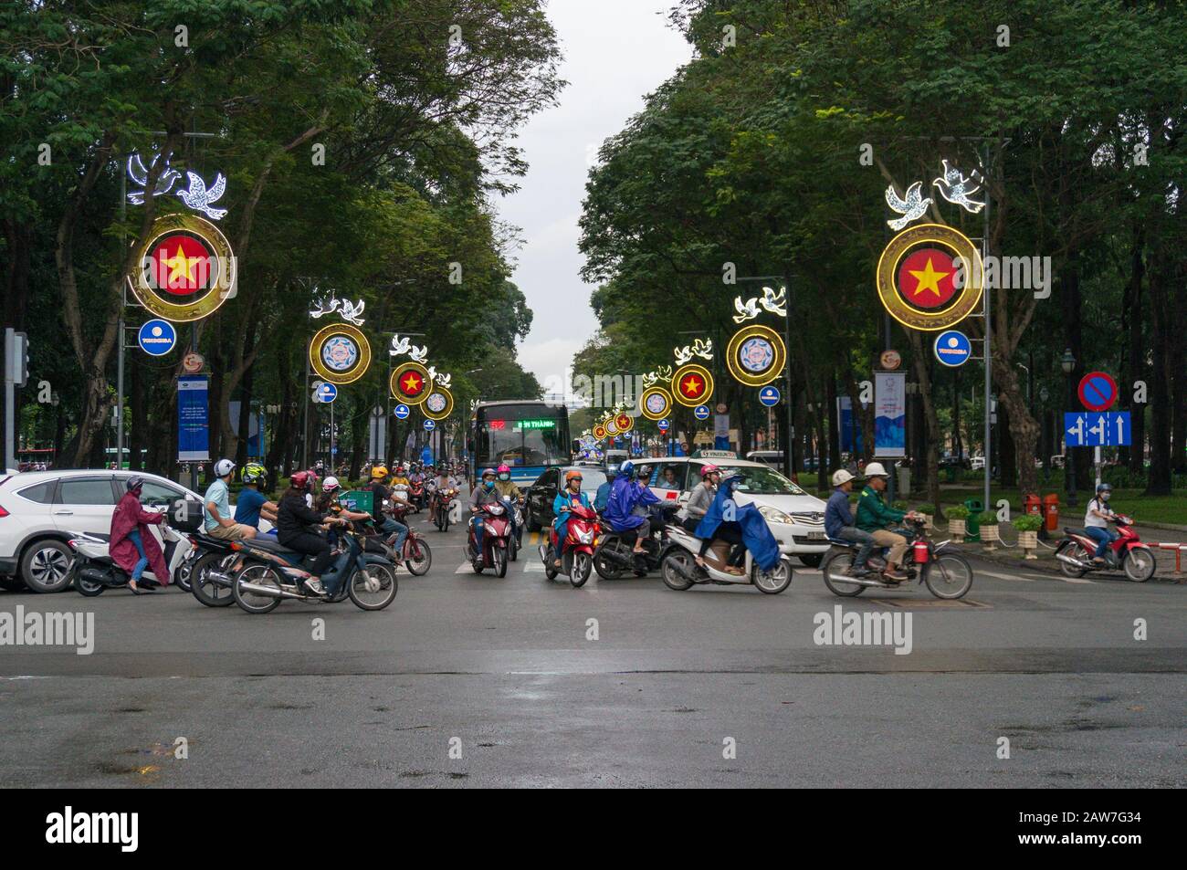 Ho-Chi-Minh-Stadt, Vietnam - 23. August 2017: Verkehrsverlags über die Straße während der Hauptverkehrszeit in HCMC in Vietnam Stockfoto
