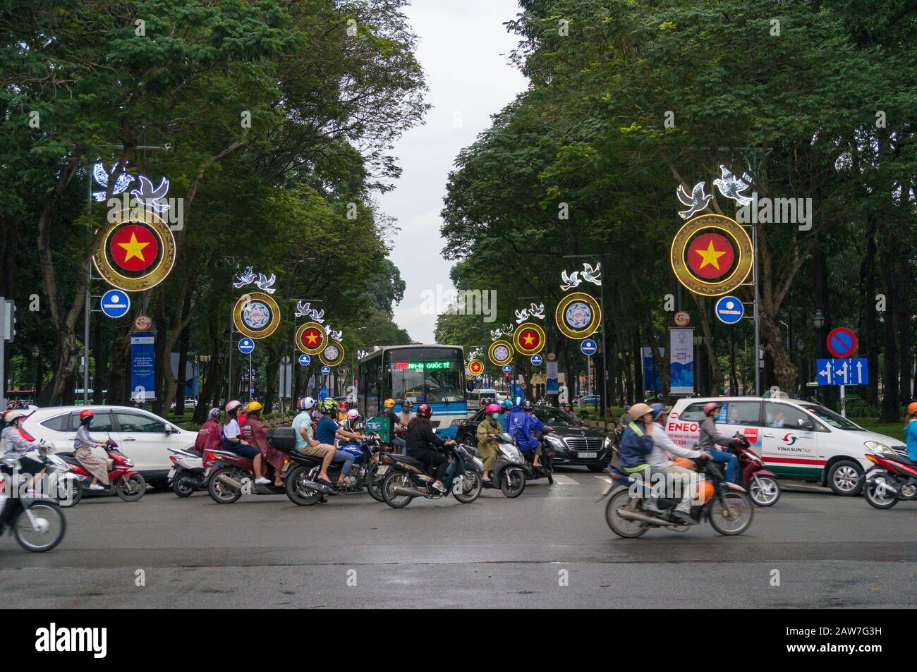 Ho-Chi-Minh-Stadt, Vietnam - 23. August 2017: Verkehrsverlags über die Straße während der Hauptverkehrszeit in HCMC in Vietnam Stockfoto