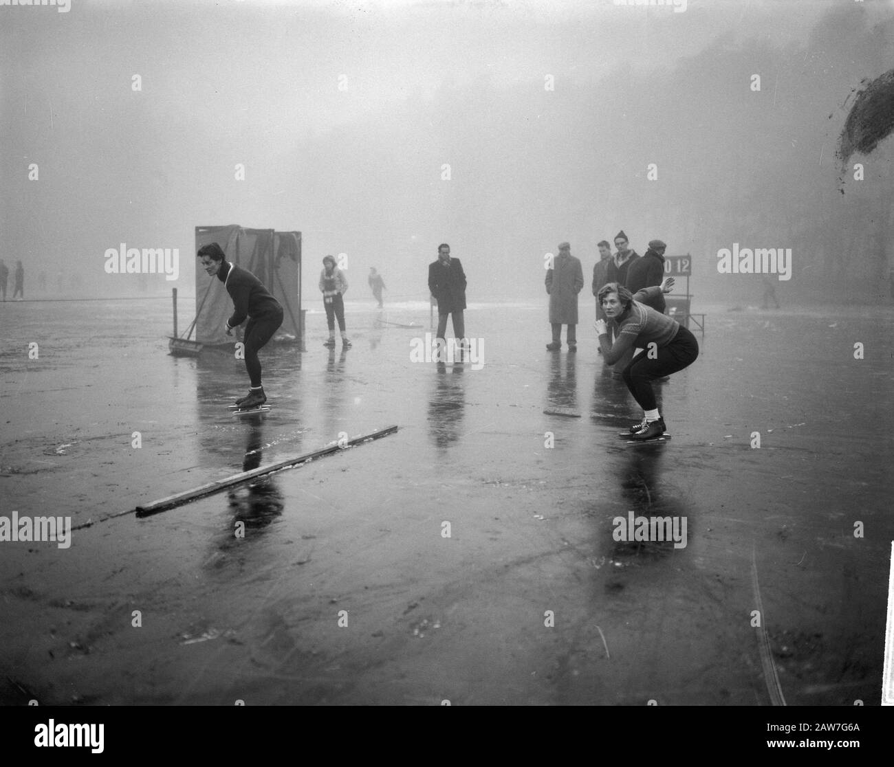Langebaan spielt Frauen Beesterzwaag links A. van der Meer, rechts Johnny Venema Zehnkampf Datum: 5. Dezember 1962 Ort: Beetsterzwaag Stichwörter: Wettbewerbe, Schlittschuhlaufen, Sport, Frauen Personenname: A. van der Meer Stockfoto