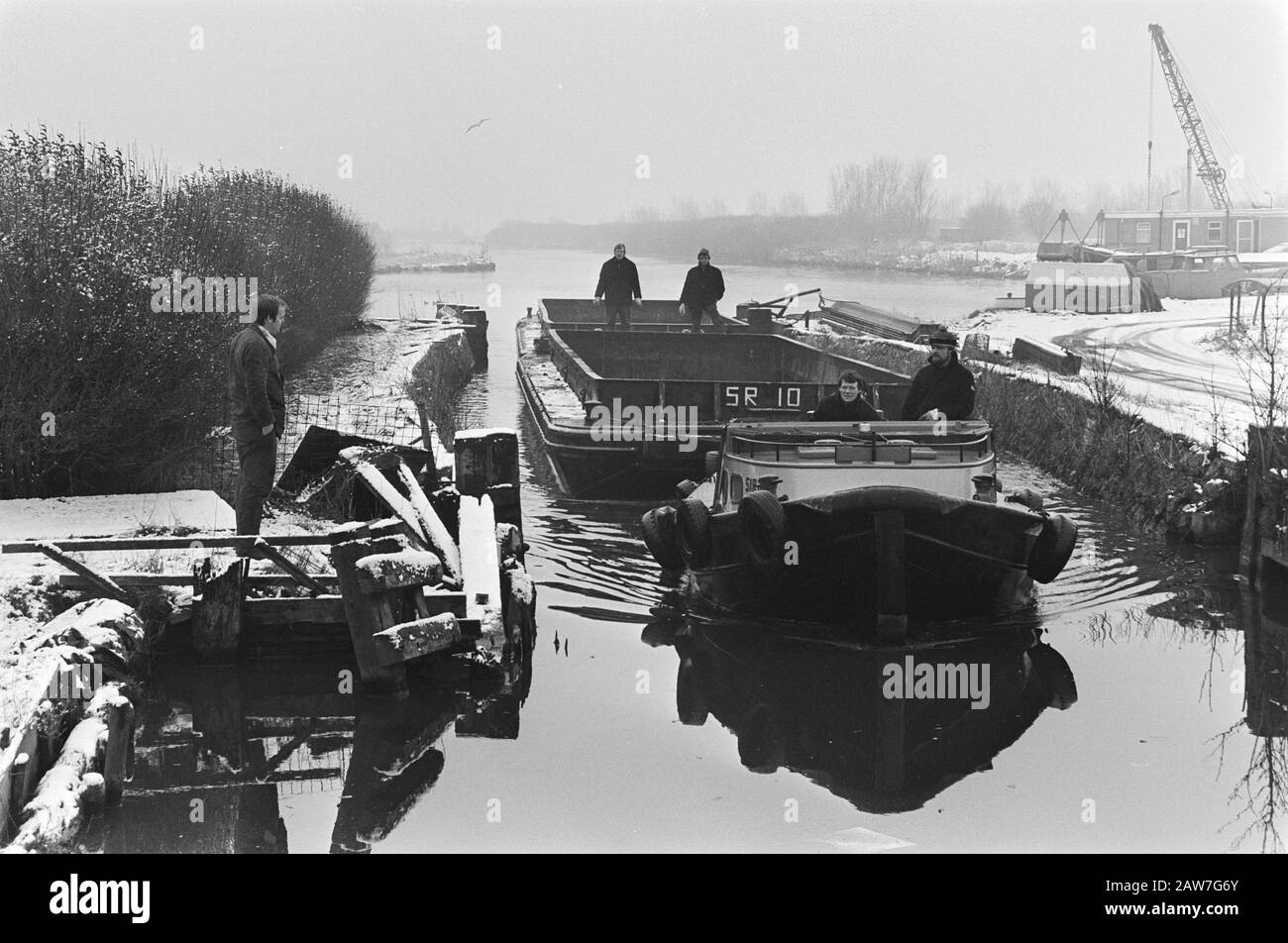 Leeres Abfallschiff wird aus dem Volgermeerpolder geschleppt Datum: 12. Februar 1981 Standort: Amsterdam, Noord-Holland, Volgermeerpolder Schlüsselwörter: Kanäle, Männer, Schiffe, Schleppschiffe, Winter: Dijk, Hans van/Anefo, Urheberrechtsinhaber: National Archives Material Typ: Negativ (schwarz/weiß) Archivnummer: Siehe Zugang 2.24.01.05 Stockfoto