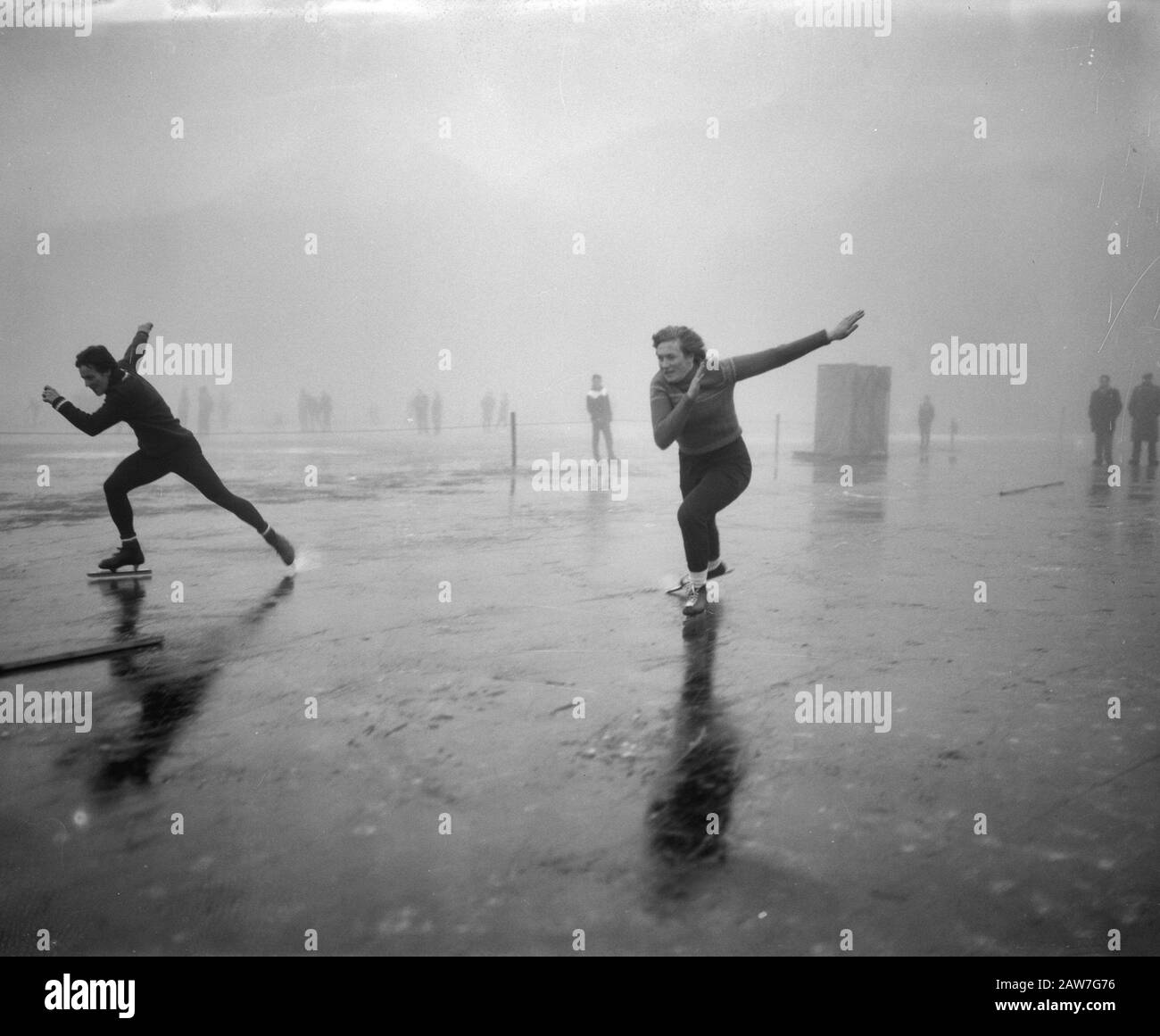 Langebaan spielt Frauen in Beetsterzwaag, rechts Johnny Venema Decathlon, links A. van der Meer Datum: 5. Dezember 1962 Ort: Beetsterzwaag Schlüsselwörter: Wettbewerbe, Schlittschuhlaufen, Sport, Frauen Personenname: A. van der Meer Stockfoto