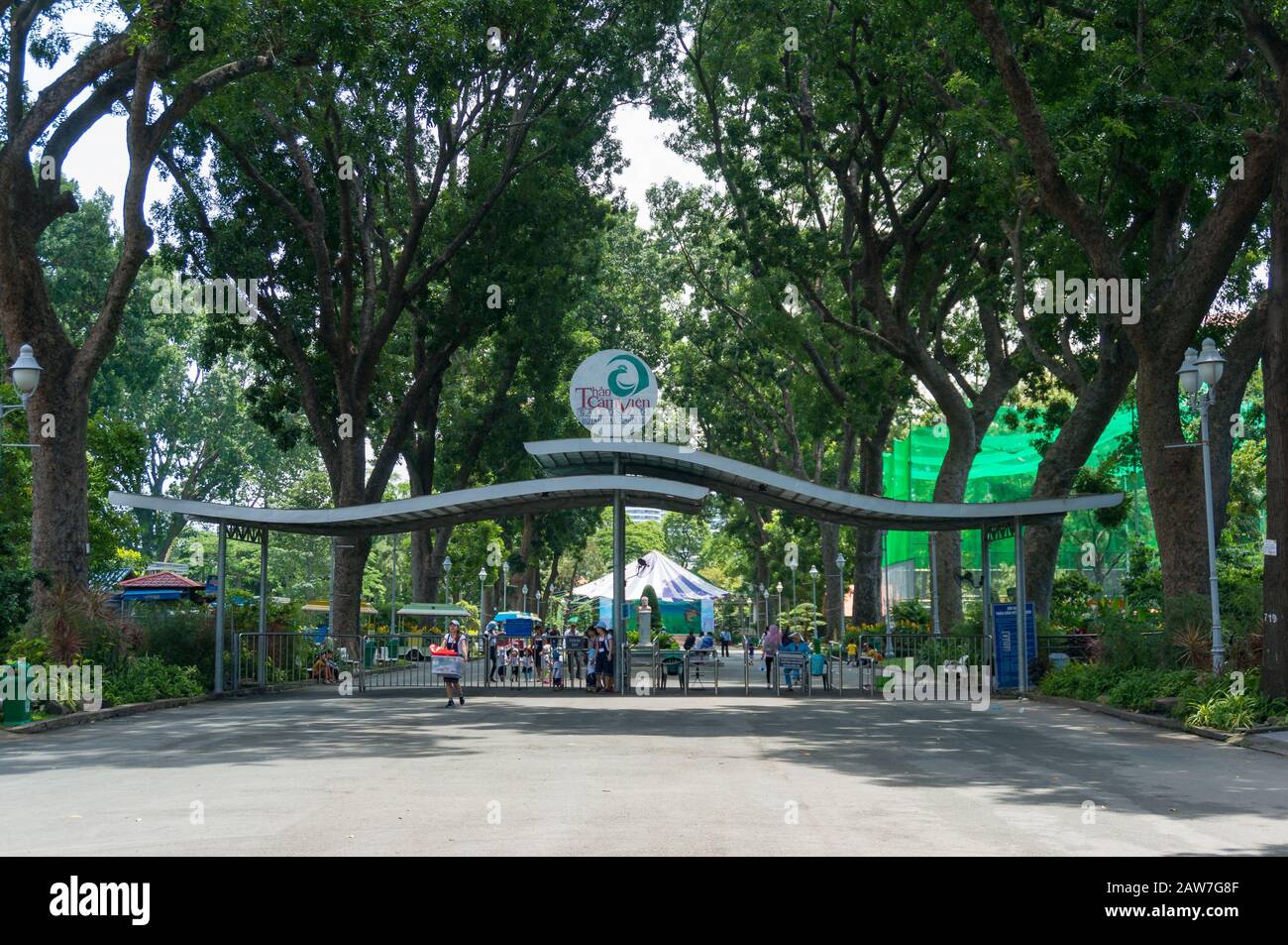 Ho-Chi-Minh-Stadt, Vietnam - 24. August 2017: Hauptzugang zum Saigon-Zoo, Eingangstor Stockfoto