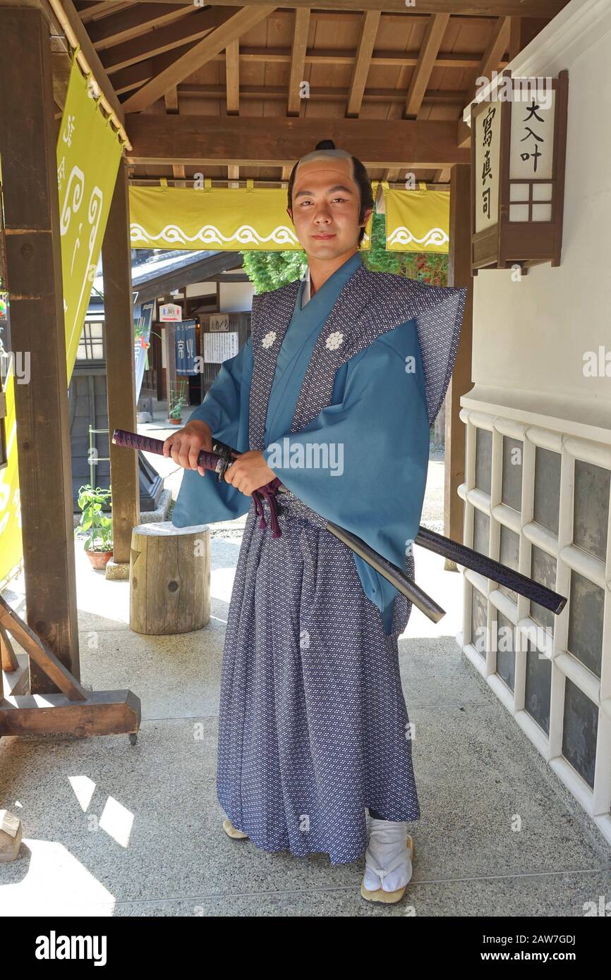 Ein Samurai im Edo-Wunderdorf, ein historischer Freizeitpark, der ein japanisches Stadtleben während der Edo-Zeit nachstellt, die 400 Jahre dauerte. Stockfoto