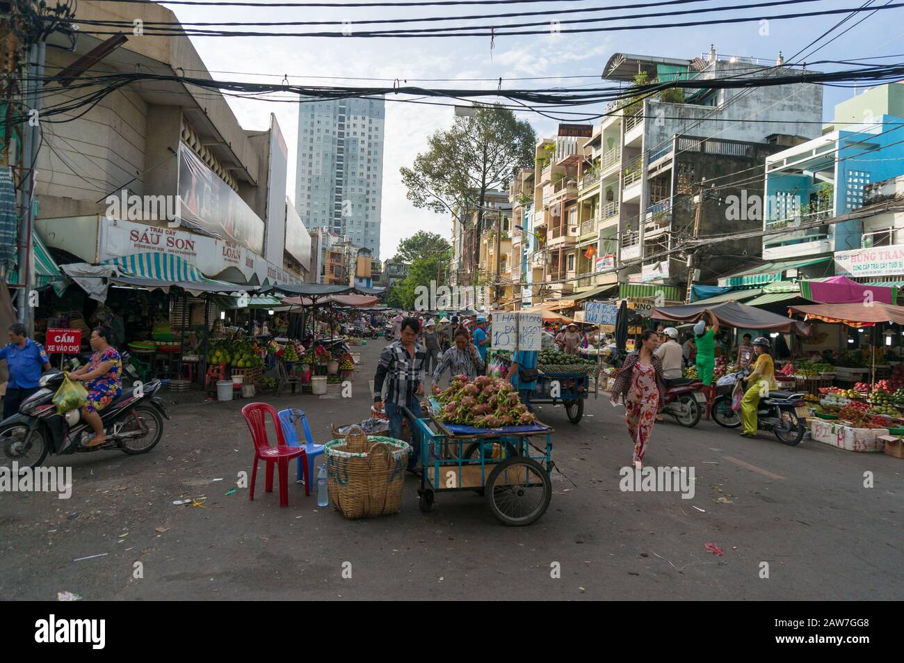 Ho-Chi-Minh-Stadt, Vietnam - 25. August 2017: Stall Vendors, die Produkte auf dem lokalen Markt von Cho Xom Chieu in HCMC in Vietnam verkaufen Stockfoto