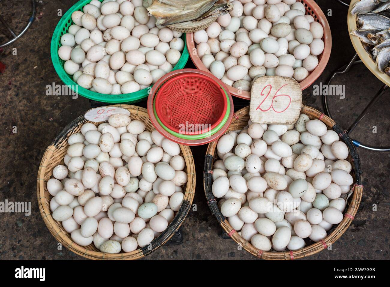 Verschiedene Hühnereier in Körben zum Verkauf auf dem asiatischen Straßenmarkt Stockfoto