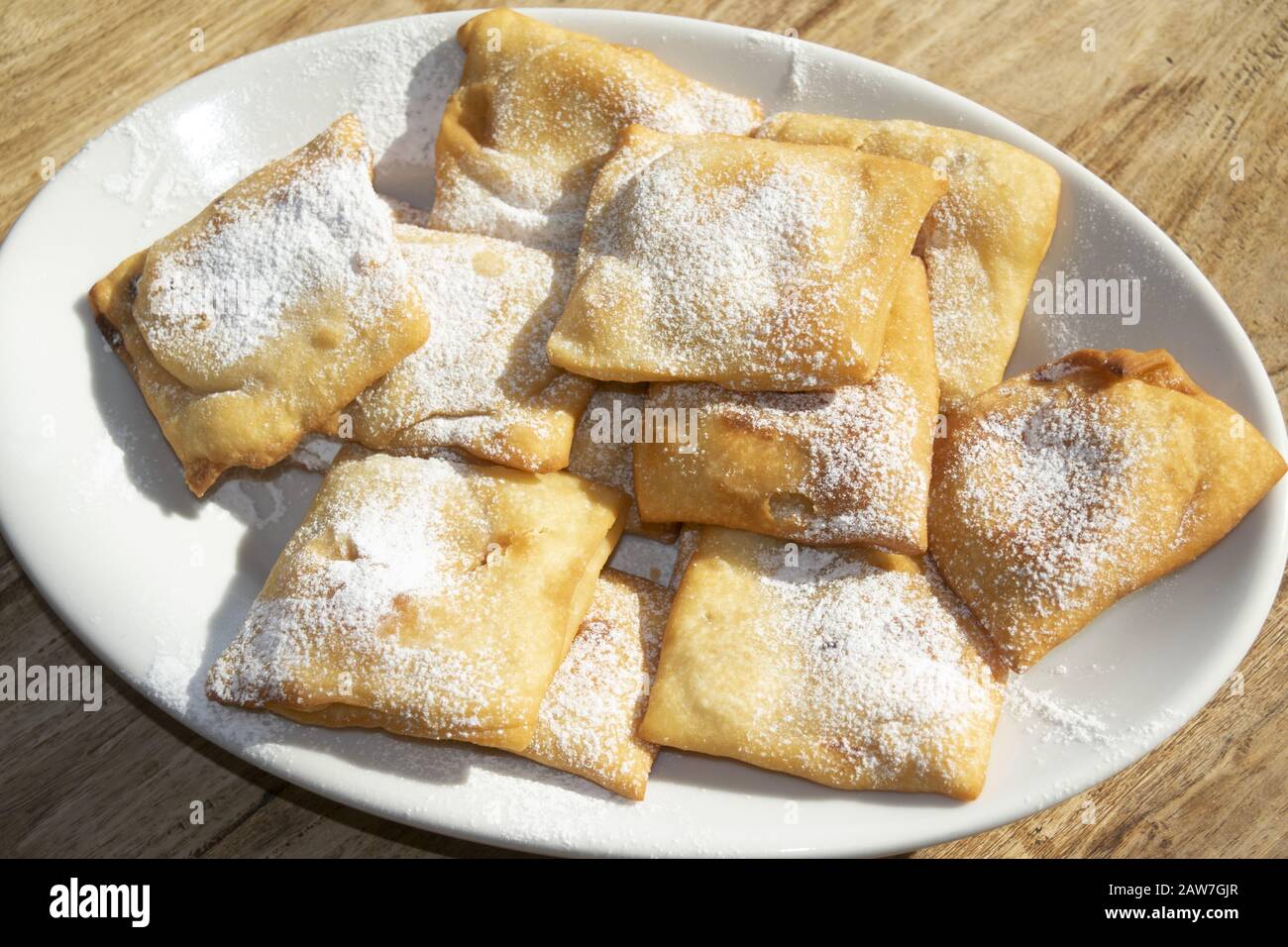Gebratener Karneval Italienische Susse Ricotta Ravioli Mit Puderzucker Stockfotografie Alamy