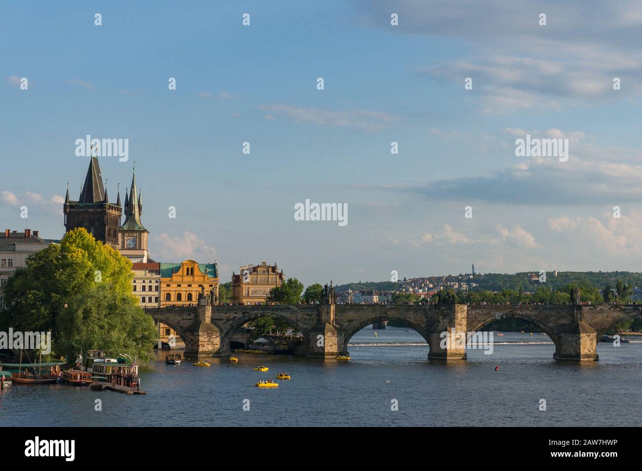 Prag, Tschechien - 21. Mai 2018: Karlsbrücke und Alter Brückturm in Prag, Tschechien Stockfoto