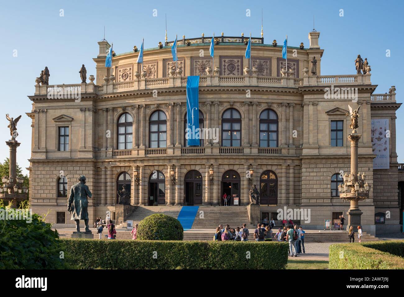 Prag, Tschechien - 22. Mai 2018: Musikhalle im Rudelfinum mit Menschen vor dem berühmten Wahrzeichen Stockfoto