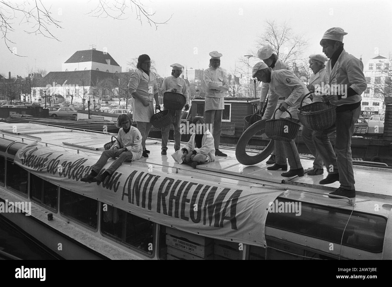 Blätterteig auf Kanalboot-Donuts für Antirheumatikfondsverkauf in Amsterdam Datum: 29. Dezember 1972 Standort: Amsterdam, Noord-Holland Schlüsselwörter: OLIEBOLLEN, Ausflugsboote, Händler: Verhoeff, Bert/Anefo Urheberrechtsinhaber: National Archives Materialtyp: Negativ (schwarz/weiß) Archivnummer: Siehe Zugang 2.24.01.05 Stockfoto