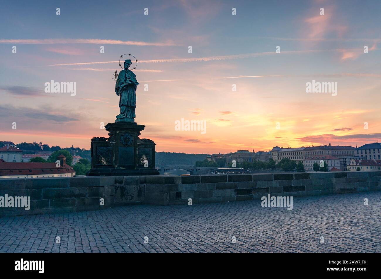 Statue des Johannes von Nepomuk auf der leeren Karlsbrücke in Prag bei Sonnenaufgang Stockfoto