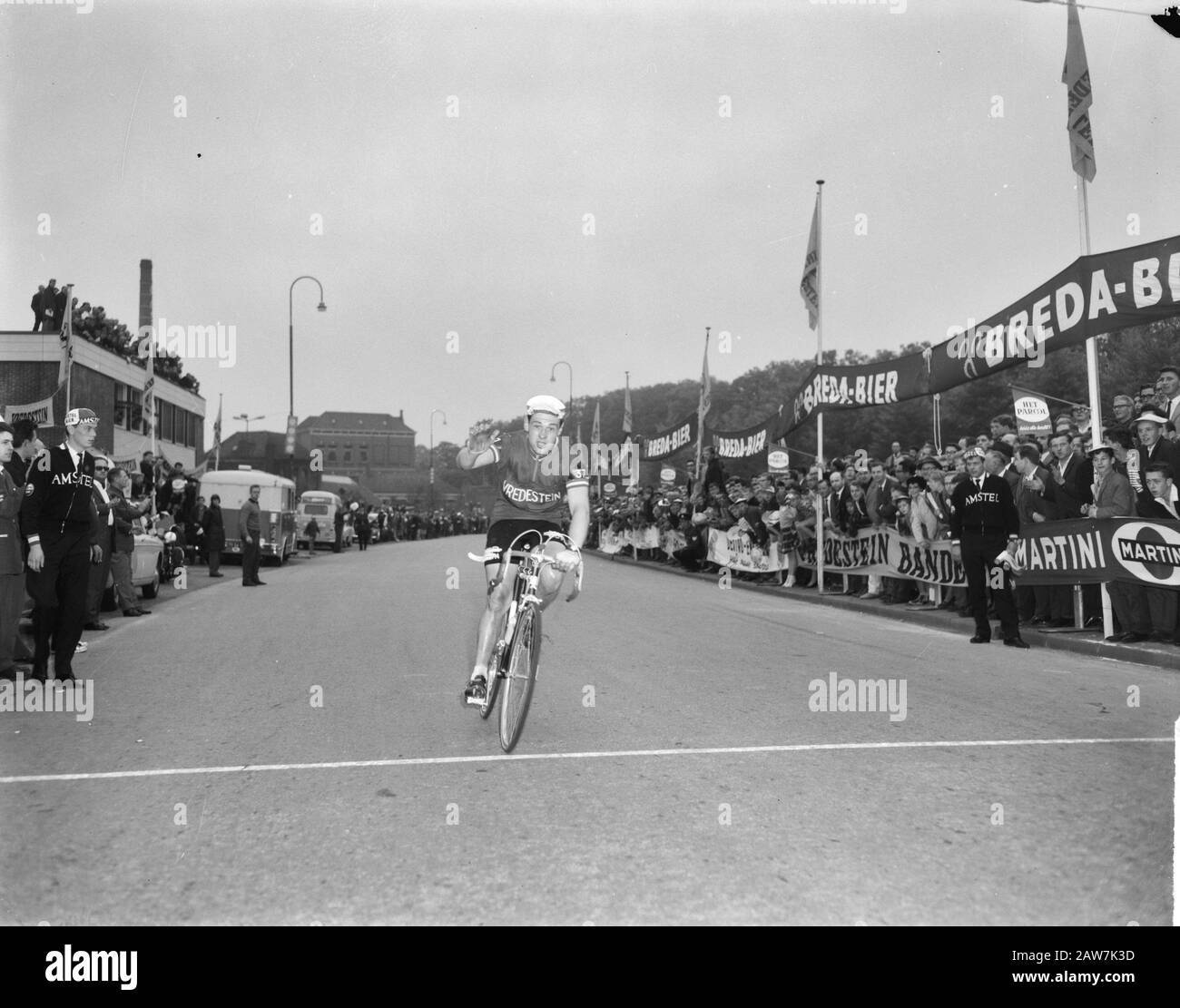 Olympia 5. Etappe in Almelo. J. Stevens (Belgien) auf der Linie, Gewinner Etappendatum: 28. Mai 1963 Ort: Almelo, Belgien Schlagwörter: Gewinner, Etappen, Abschlussperson Name: Stevens, J. Institution Name: Olympia's Tour of Netherlands Stockfoto