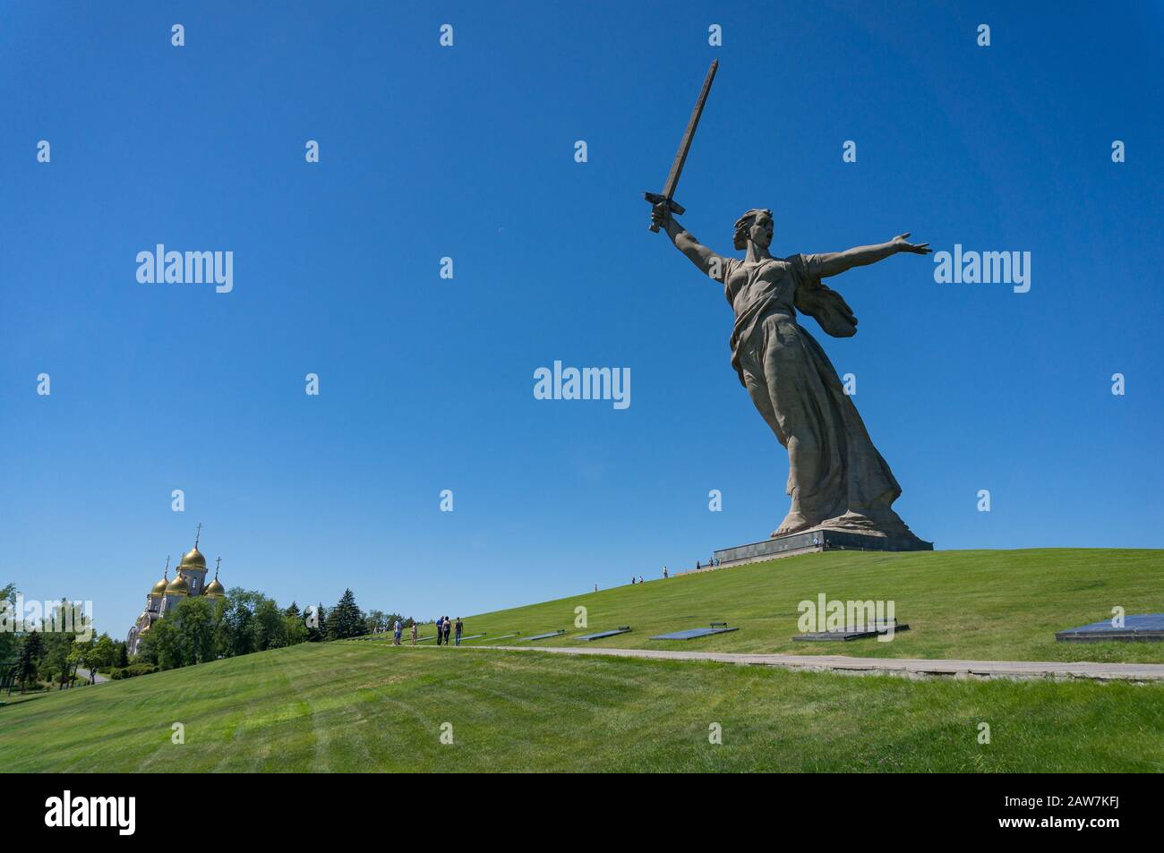 Wolgograd, Russland - 9. Juni 2018: Das Vaterland ruft Statue auf den Gedenkkomplex Mamajew Kurgan in Wolgograder Stadt mit Kirche Aller Heiligen Stockfoto