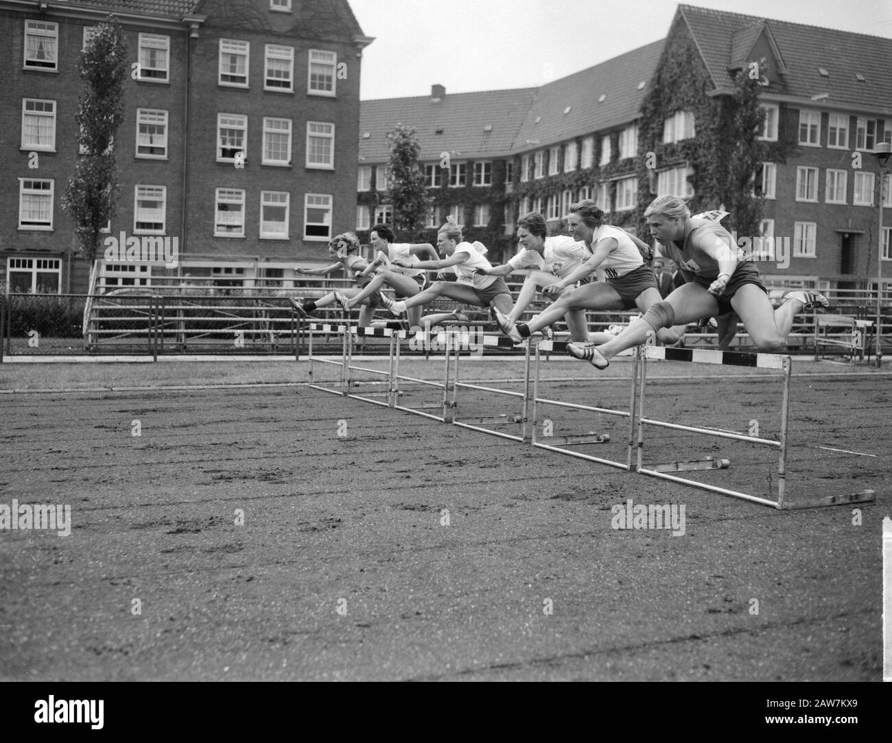 NH Leichtathletik-Meisterschaften in der Dirt-Track in Amsterdam. Die 80-m-Hürden Frauen Datum: 4. August 1963 Ort: Amsterdam, Noord-Holland Schlagwörter: Leichtathletik, Hürden Meisterschaften Institution Name: Schlagerbahn Stockfoto