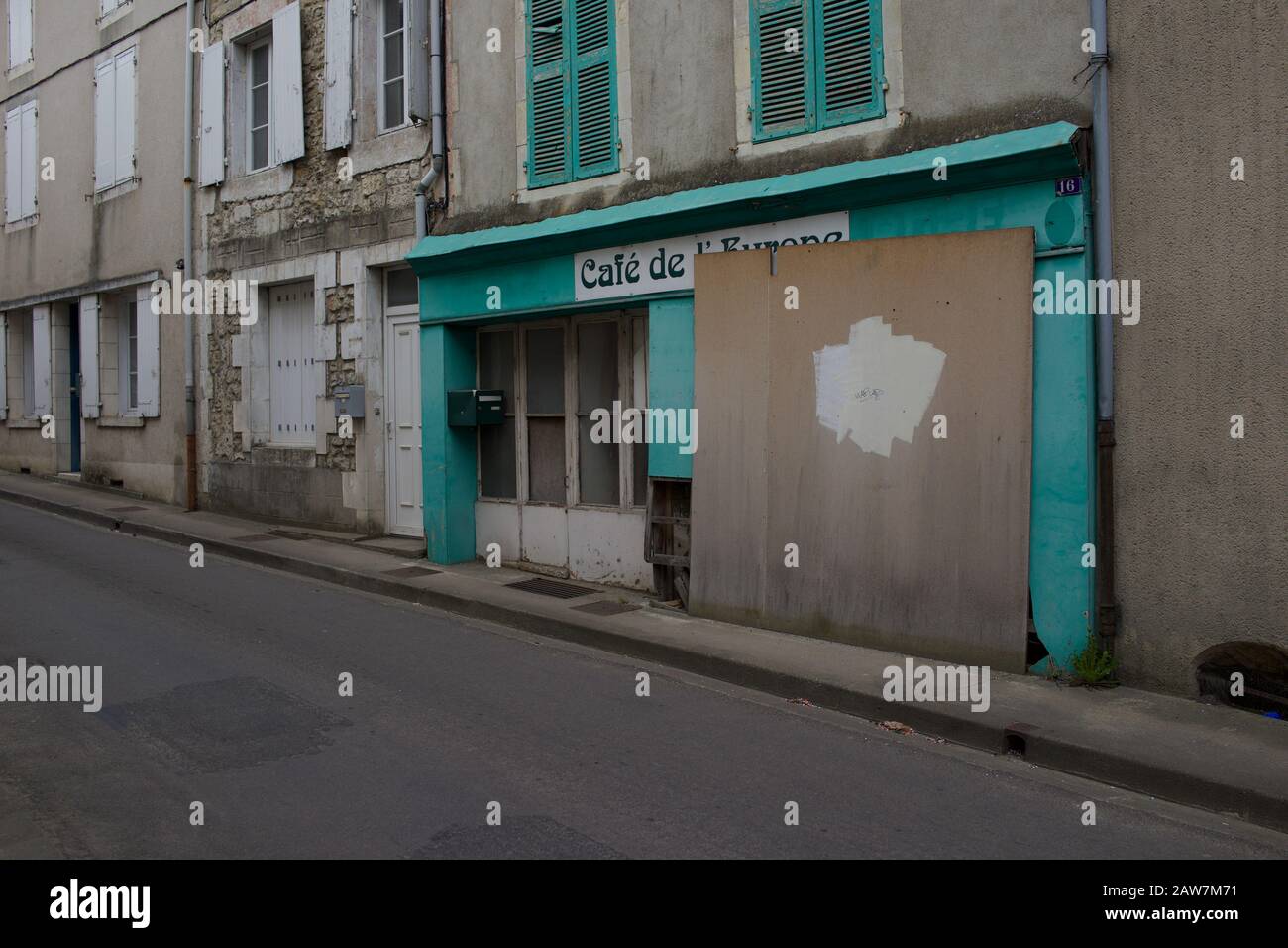 Café In der französischen Kleinstadt - Café de l'Europe, geschlossen und an der Grenze zu Geschäften, Civray, Vienne, Frankreich Stockfoto