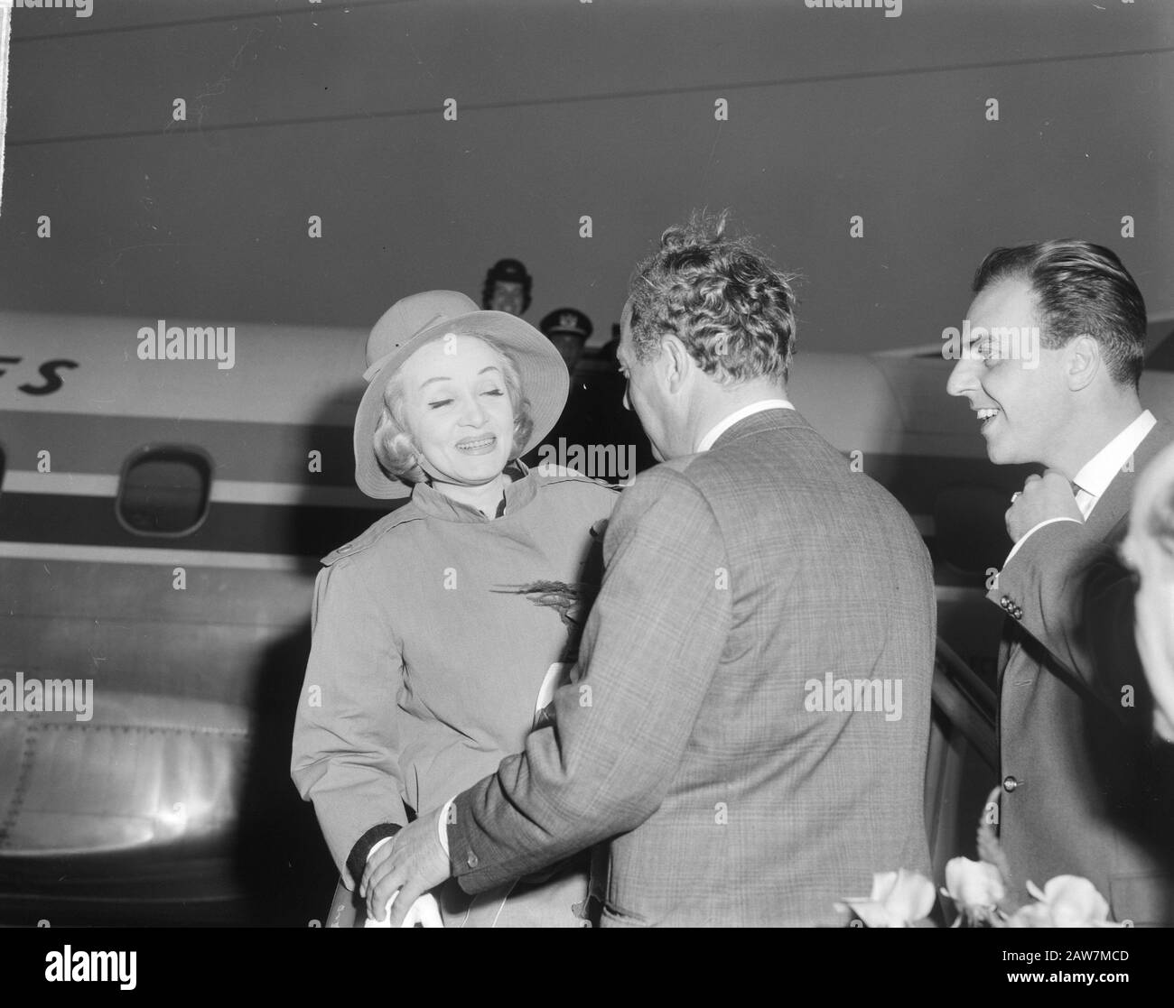 Marlene Dietrich in Den Niederlanden, um in Grand Gala du Disque zu handeln. Marlene Dietrich und William O. Duys Datum: 11. Oktober 1963 Personenname: Dietrich, Marlene, Duys, William Stockfoto