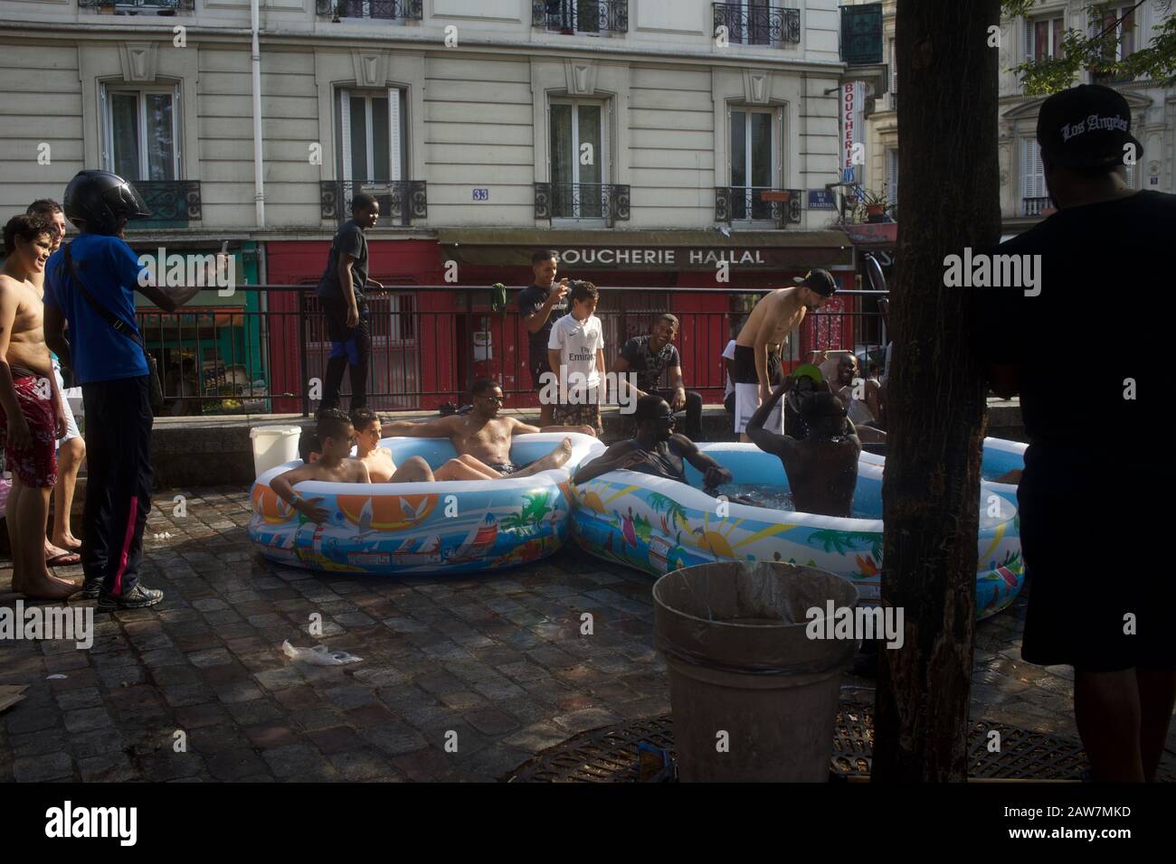 Lokale Einwohner kühlen sich in der Sommerhitze, La Goutte dor, Paris, Frankreich ab Stockfoto