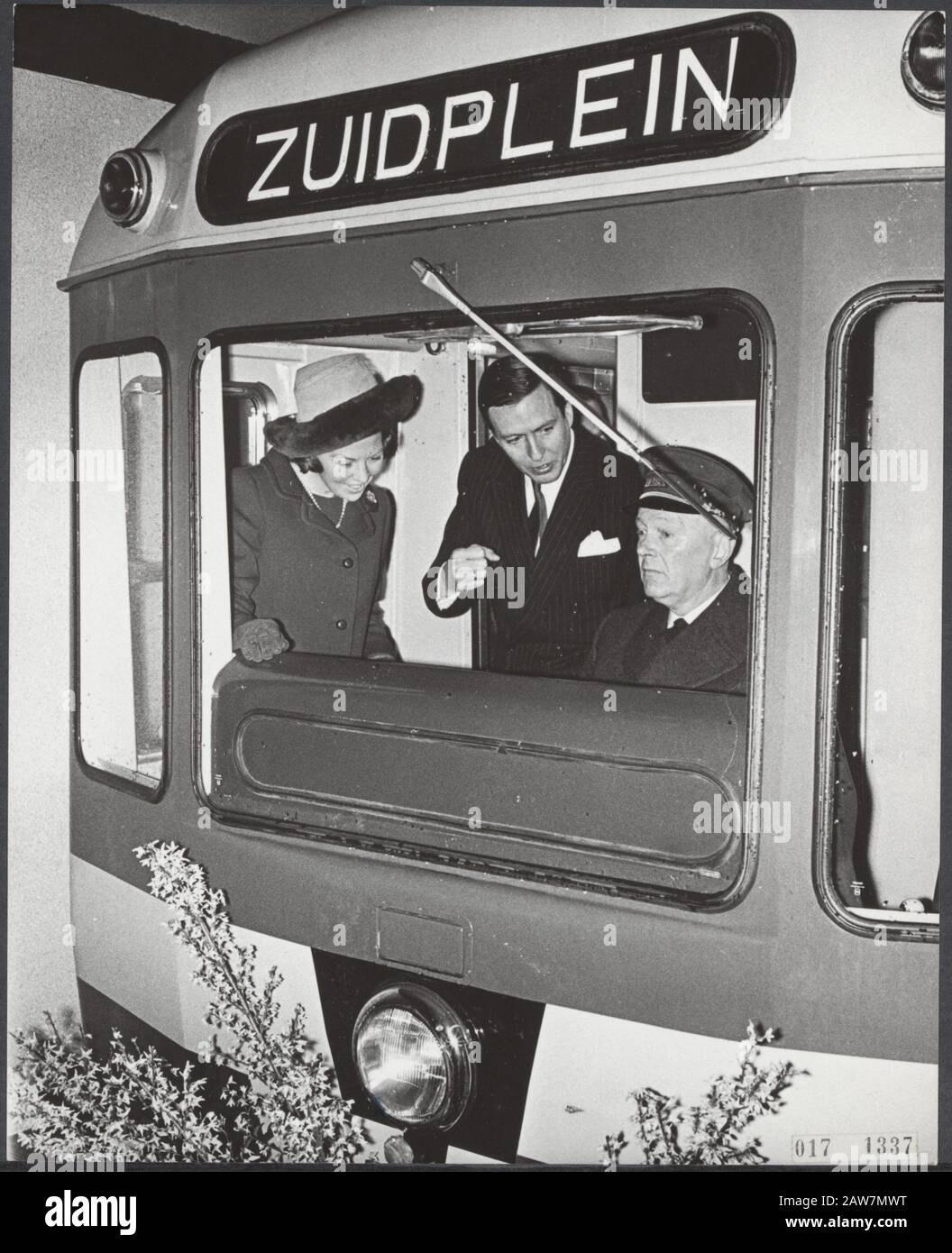 T-Serie 017-1335 / 017-1337 m: Beatrix und Claus haben die U-Bahn von Rotterdam eröffnet Datum: 9. Februar 1968 Ort: Rotterdam, South Holland Schlüsselwörter: Königshaus, Metros, Löcher, Fürsten, Prinzessinnen Personenname: Beatrix, Prinzessin, Claus, Fürst, Wijkniet Stockfoto