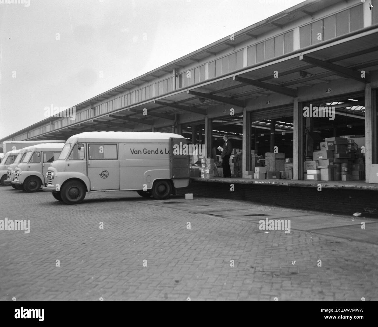 Modellaktion Van Gend & Loos. Die Cruquiuskade stapelte Frachtgüter am Datum: 3. Dezember 1963 Stichwörter: Aktionen Name der Person: Ende en Loos Stockfoto