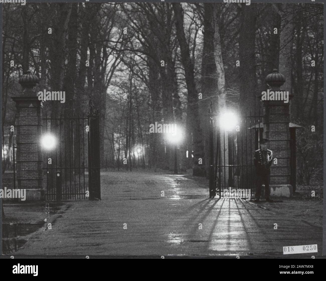 Serie 018-0240 t/m 018-0251 Menschenmassen rund um den Palast Drakensteijn und Lage Vuursche i.v.m. Geburt der Nächtliche Prinz der Krone ruht um Schloss Drakensteyn. Während der Tag rund um Drakensteyn mit Aktivitäten von Journalisten und Fotografen und Interessierten vertont wird, herrscht der Abend völlig ruhig und die Trooper bleibt auf dem Posten. Datum: 13. April 1967 Stichwörter: Zäune, Königshaus, Polizeiname: Bauer Frau E. Bouwmeester MNJ, Name Der Einrichtung des Drakensteijn Palace. Lage Vuursche Stockfoto