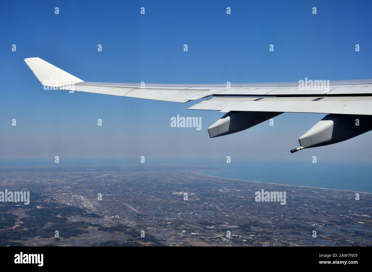 Der Urlaub ist vorbei, aber der Rückflug bietet uns noch einen schönen Blick auf die Küste Japans Stockfoto